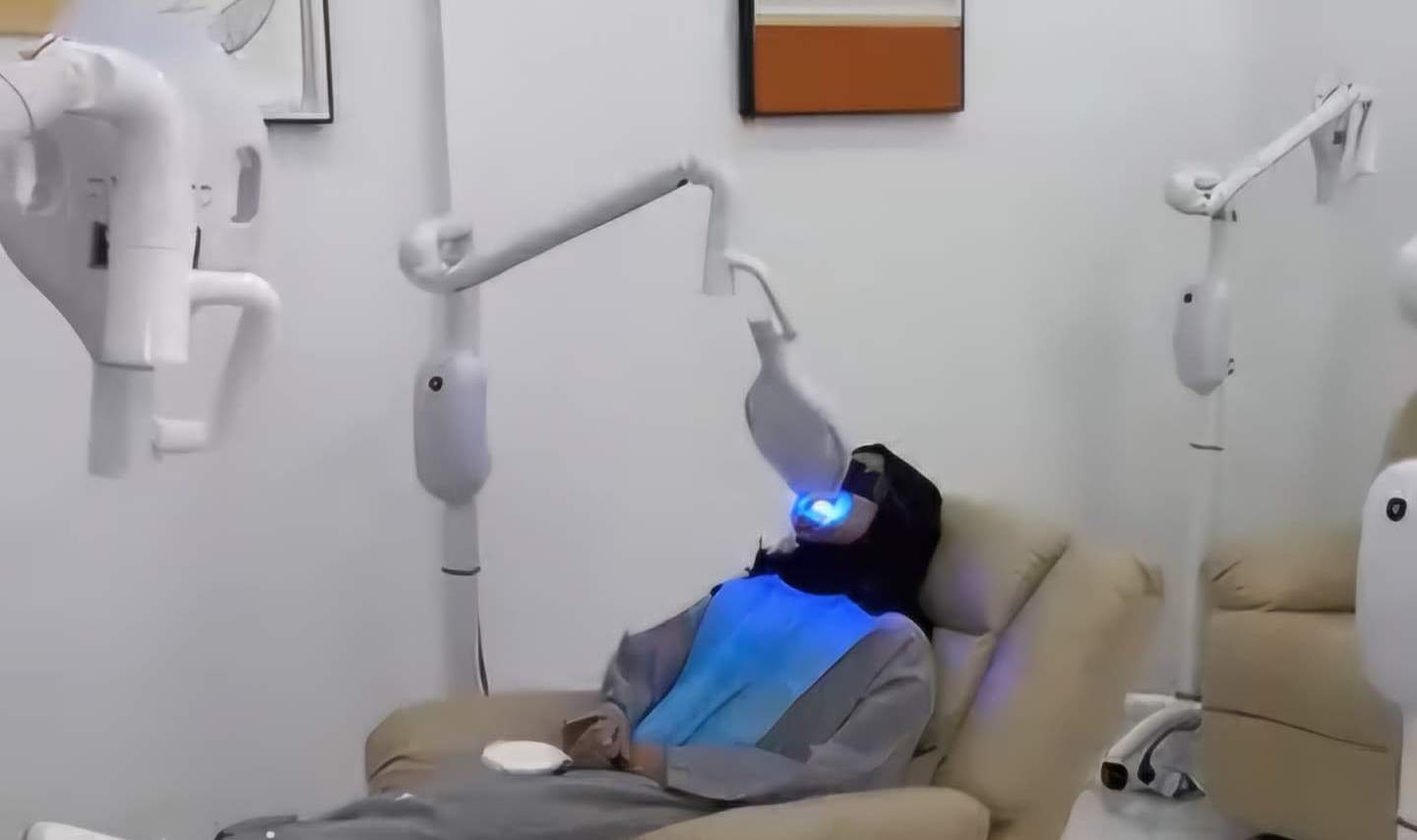 Komfortabler Behandlungsraum, gemütliche Stühle und professionelle Betreuung