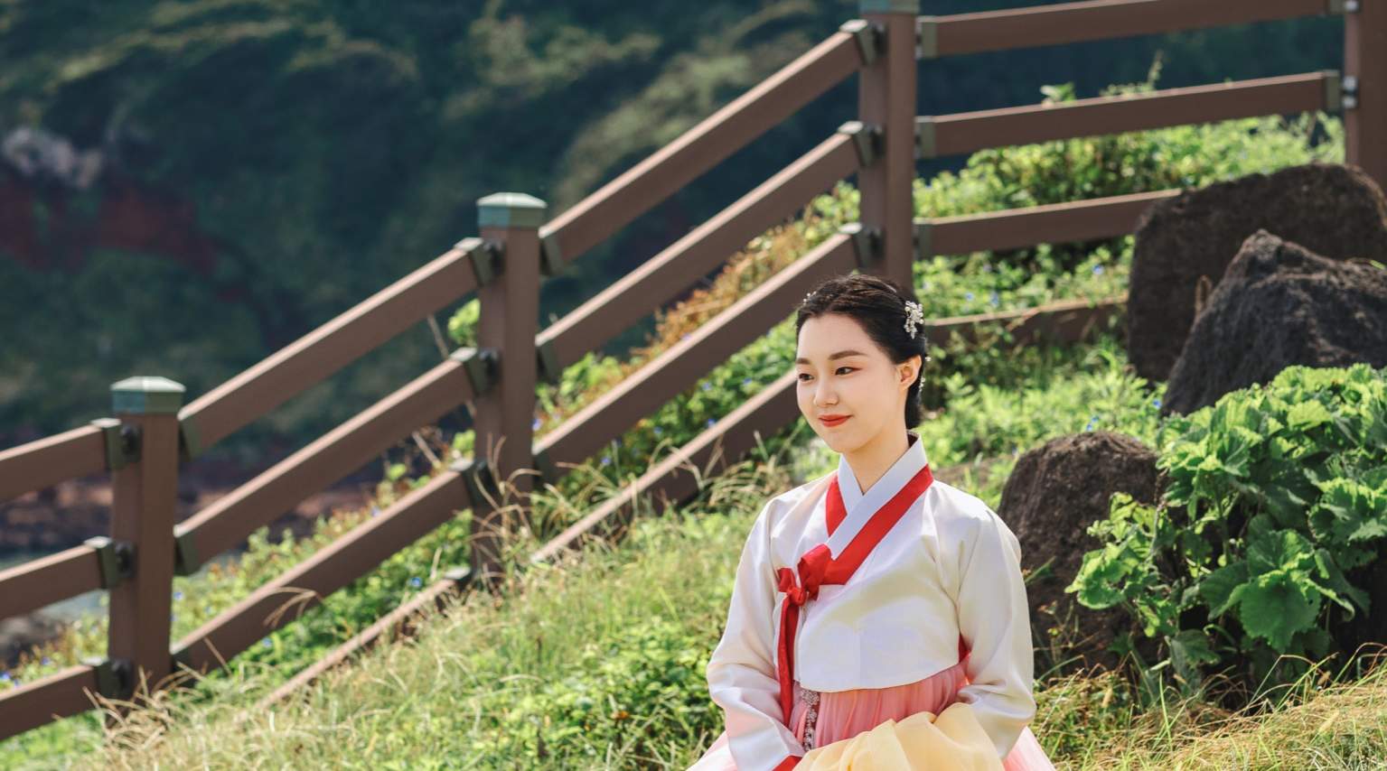 Pengalaman Pemotretan Outdoor dengan Hanbok Tradisional di Pulau Jeju