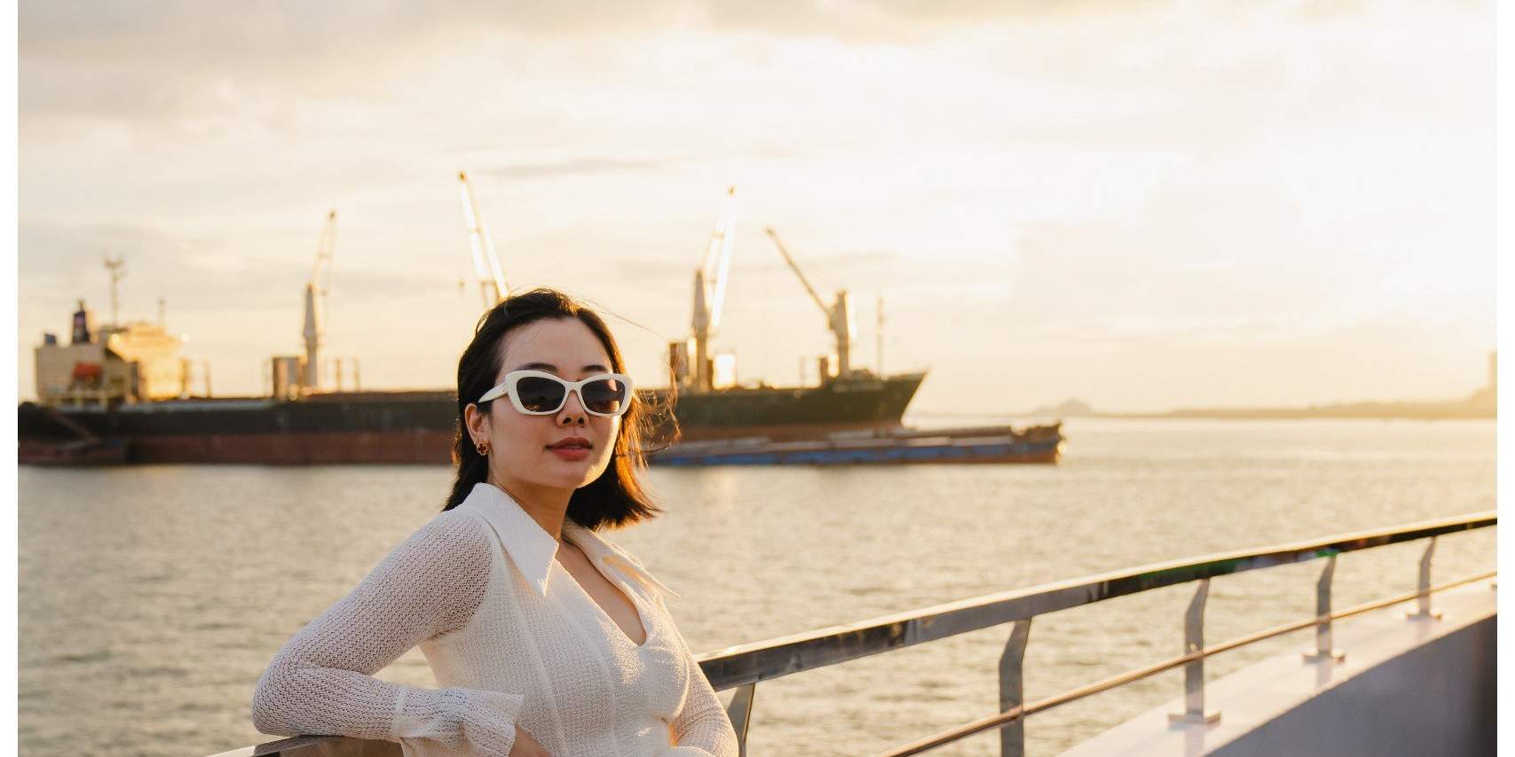 Trải nghiệm bữa tối ngắm hoàng hôn trên Vịnh Hạ Long bằng du thuyền Saquila