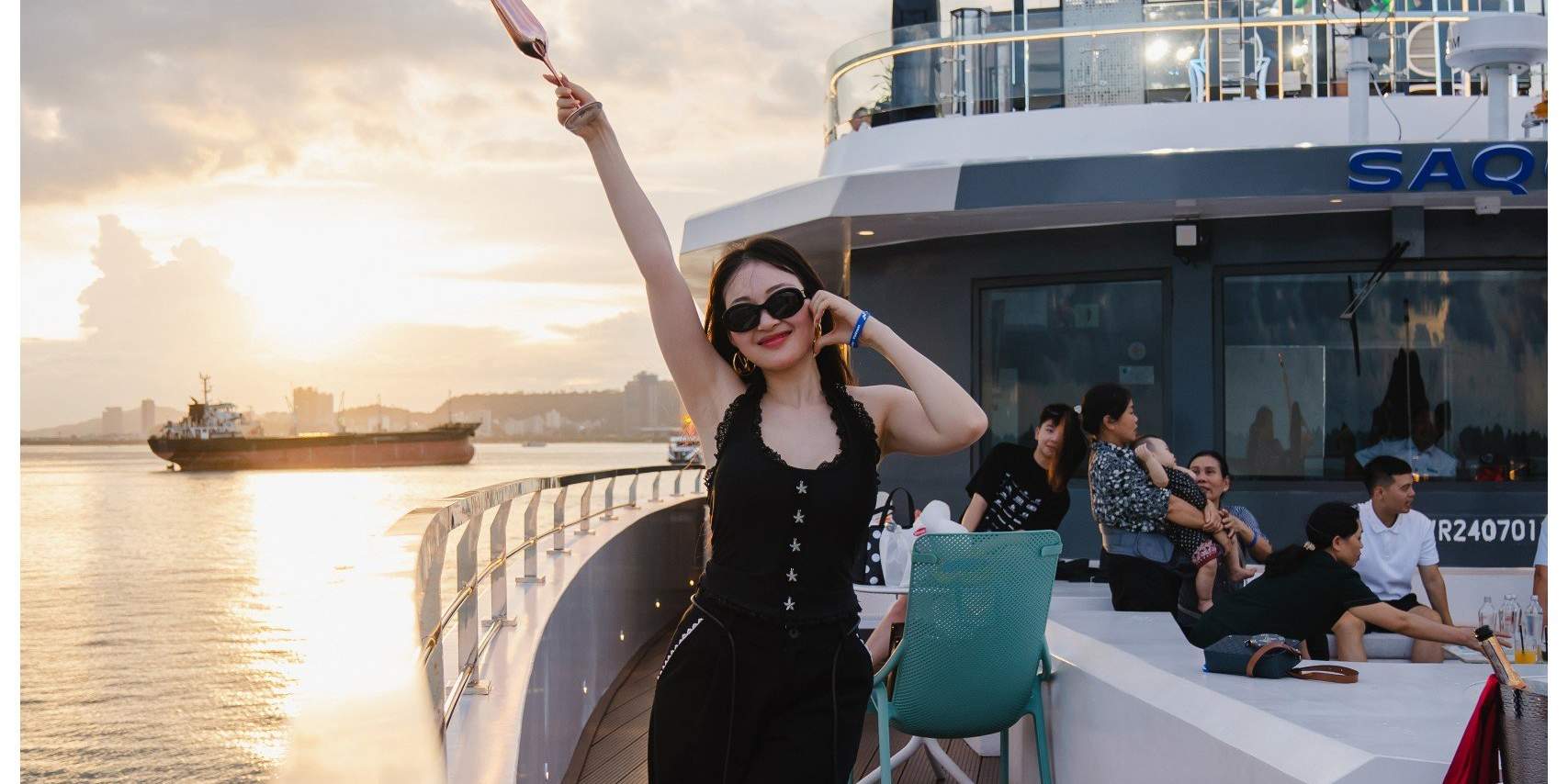 Trải nghiệm bữa tối ngắm hoàng hôn trên Vịnh Hạ Long bằng du thuyền Saquila