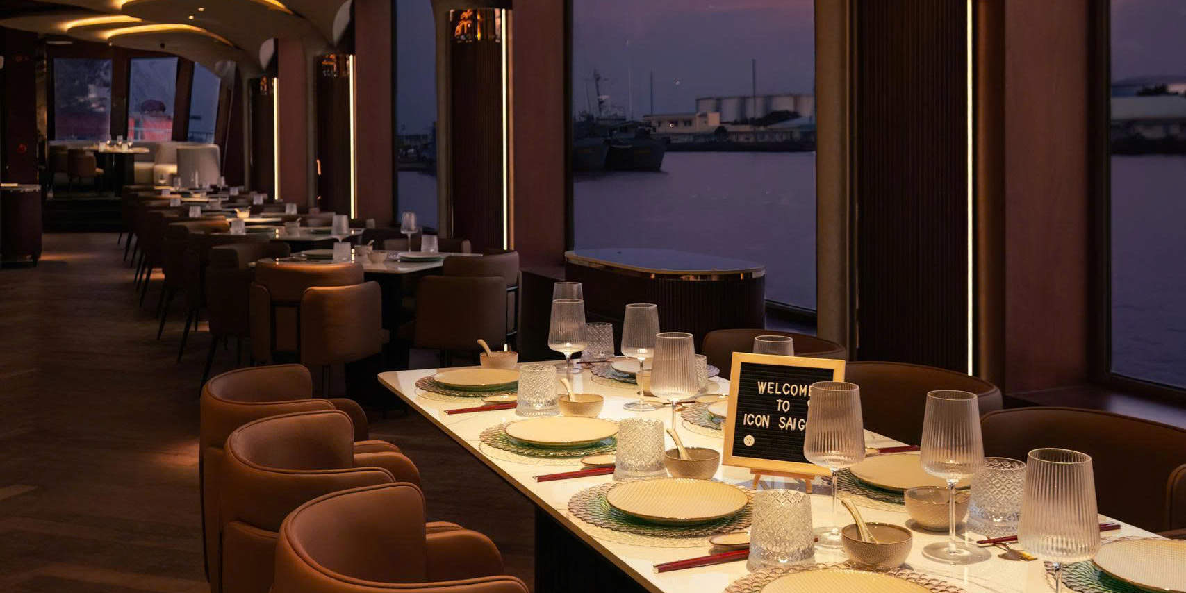 Alami Matahari Terbenam Saigon River dengan Pelayaran Ikon Mewah Saigon