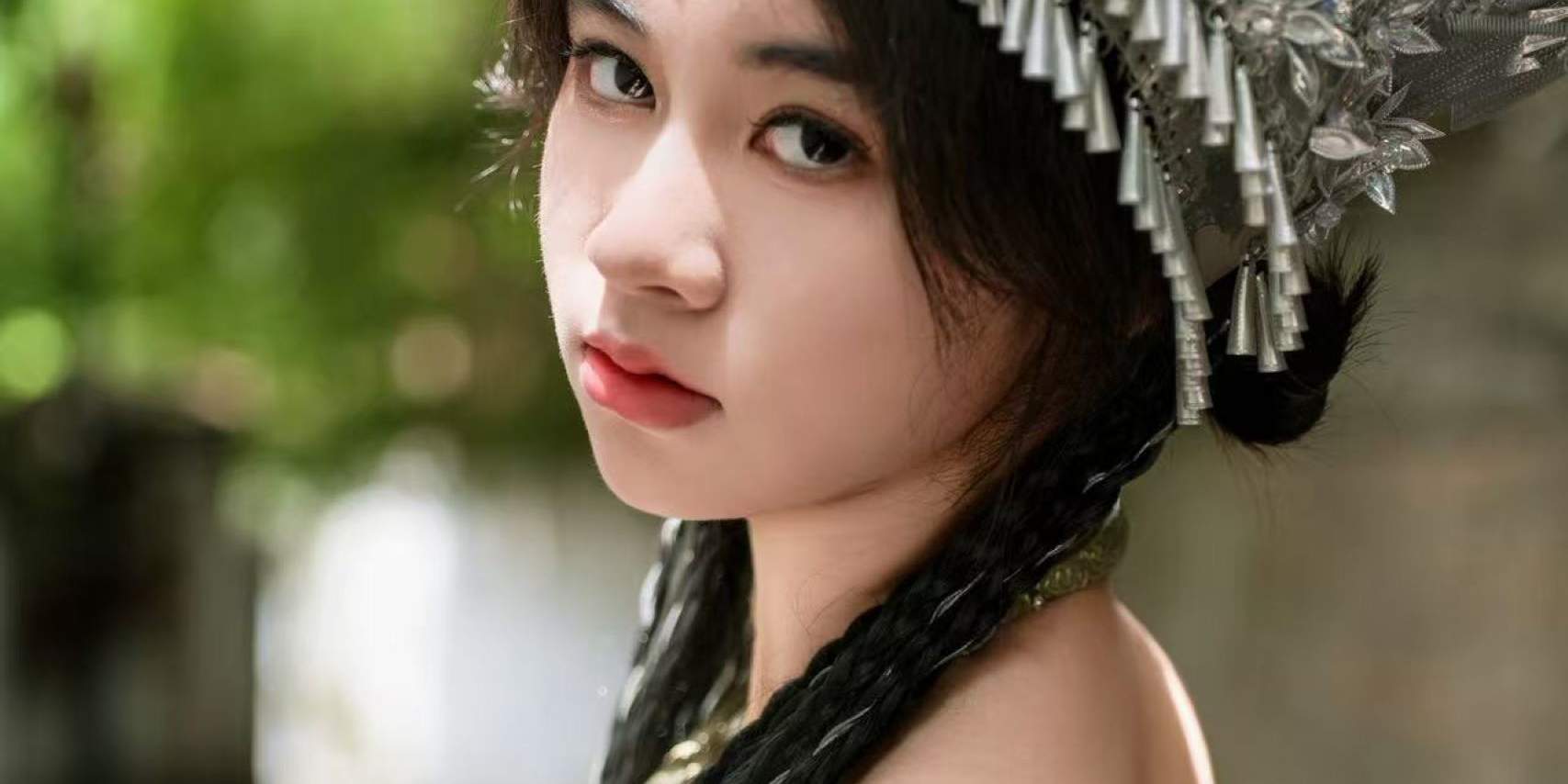 满足不同顾客的风格需求，无论是想要展现古典优雅的气质，还是体验独特的民族风情，都能找到合适的服装