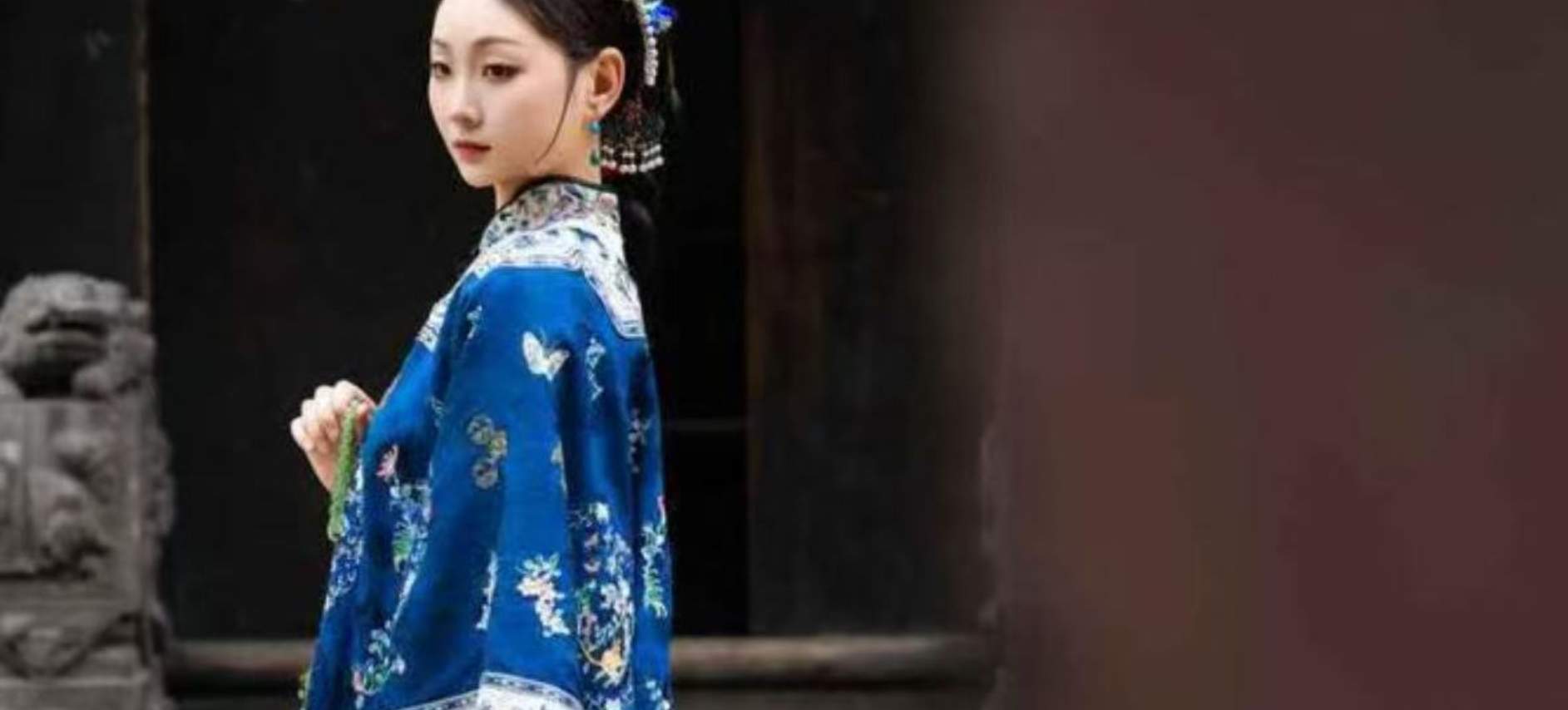 Aquí puedes tomar fotos sin depender de fondos virtuales sintéticos en la postproducción. La belleza escénica real se fusiona naturalmente con la belleza clásica de los personajes, como si realmente hubieras entrado en una grieta en el tiempo de hace mil 