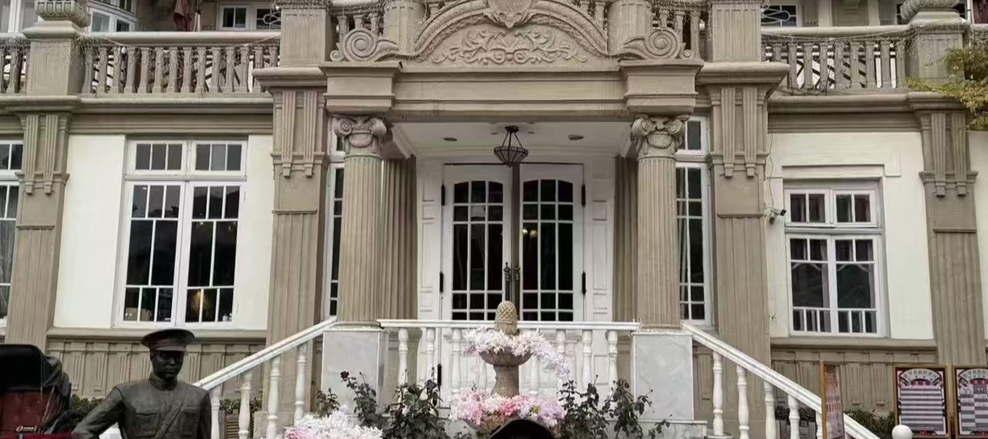 The former residence of Zhang Xueliang is not only a building but also a witness to General Zhang Xueliang's patriotism. During his time in Tianjin, General Zhang Xueliang spent much important time here and left many touching historical stories.