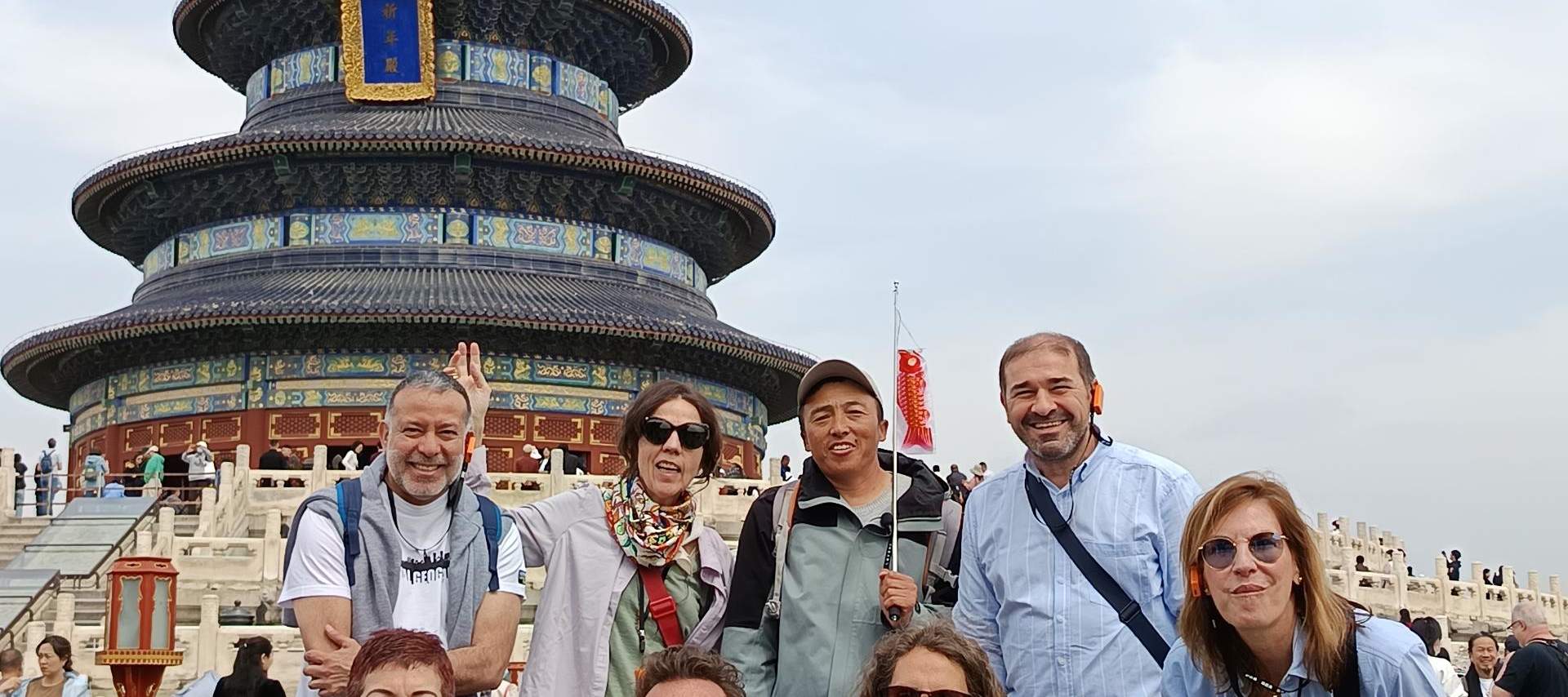 Der Reiseleiter führt die Gruppe zur Besichtigung des Himmelstempels – dem größten kaiserlichen Kultkomplex Chinas, wo einst Kaiser für gute Ernten beteten. Bestaunen Sie die prächtige Halle des Gebets für gute Ernten, ein Meisterwerk der alten chinesisch