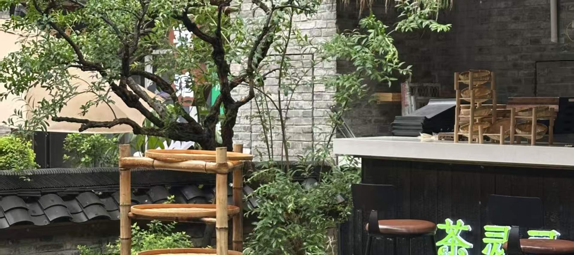 2층 전망대에서는 거리의 일부를 굽어볼 수 있으며, 뚜껑이 있는 찻잔 세트와 함께 편안하게 '청두의 여유로움'이 담긴 멋진 사진을 찍을 수 있습니다.