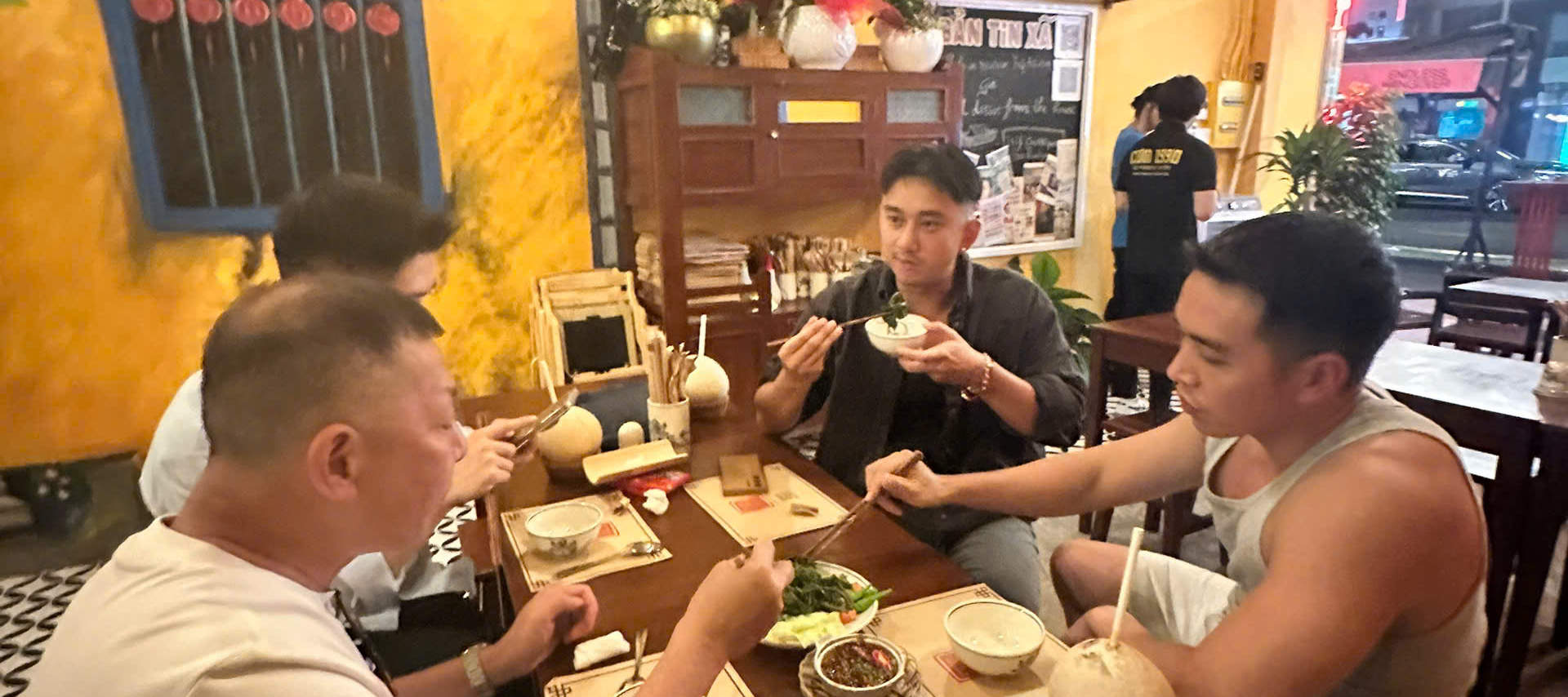 Découvrez l'authentique cuisine vietnamienne au restaurant Com 1990