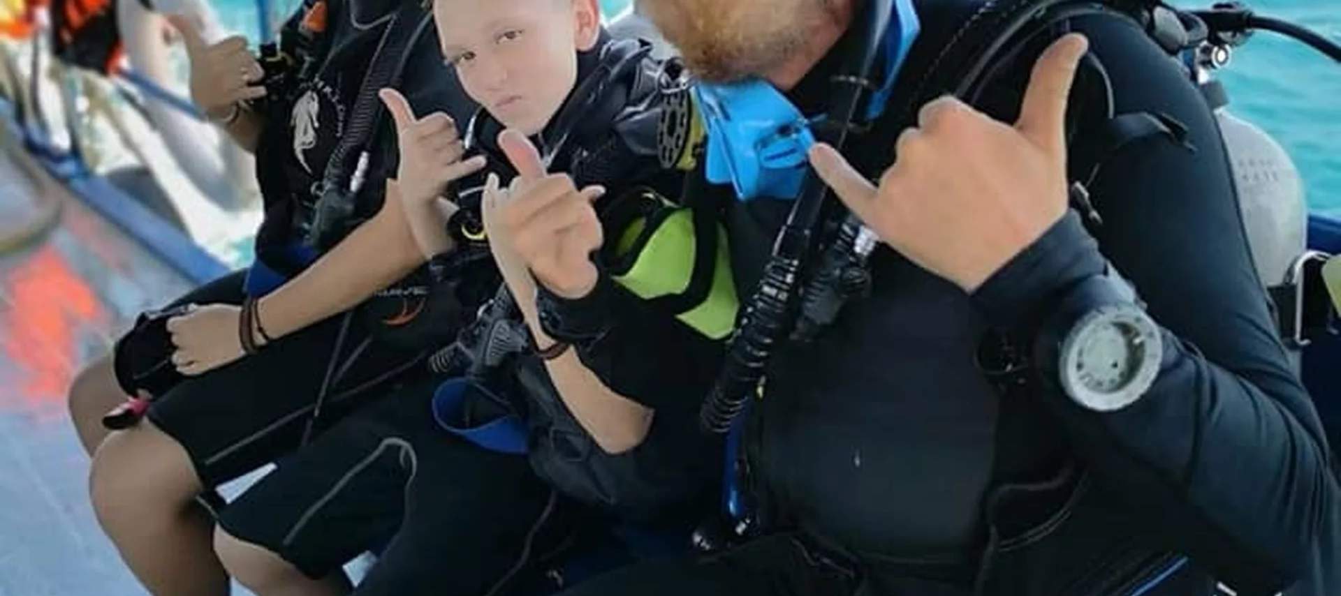 在狗骨岛的水上乐园中释放您内心的探险家，参加开放水域探险——这是一次变革性的旅程，在岛屿水下宝藏的诱惑下进行。