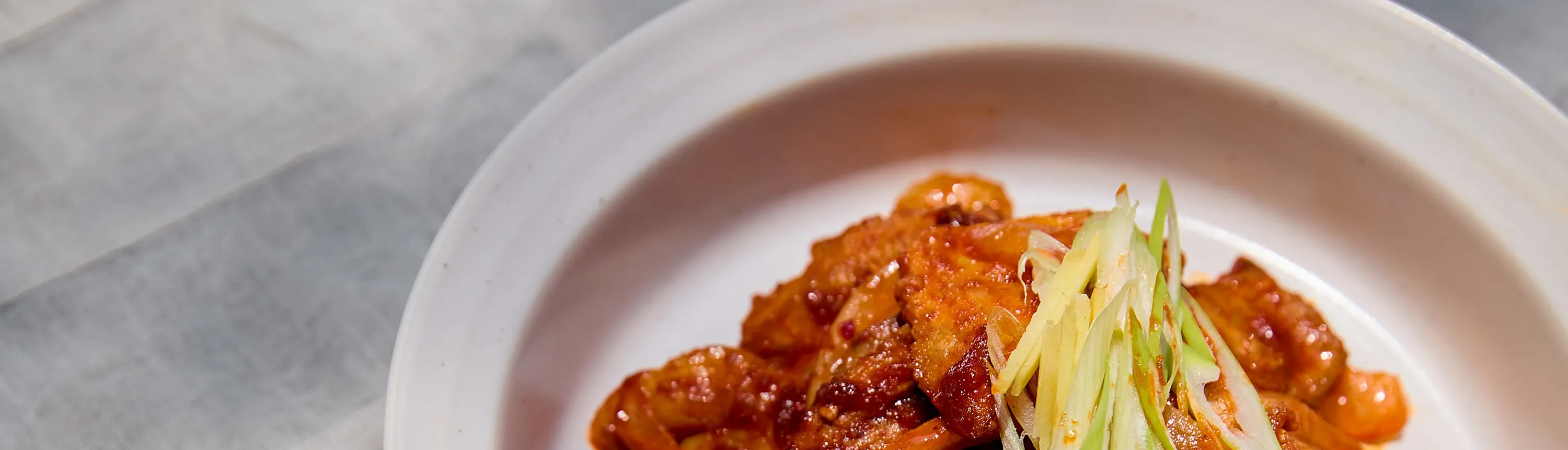 Jeyuk Bokkeum 是我们烹饪课上最受欢迎的菜肴之一。猪肉和辣椒酱是绝配。