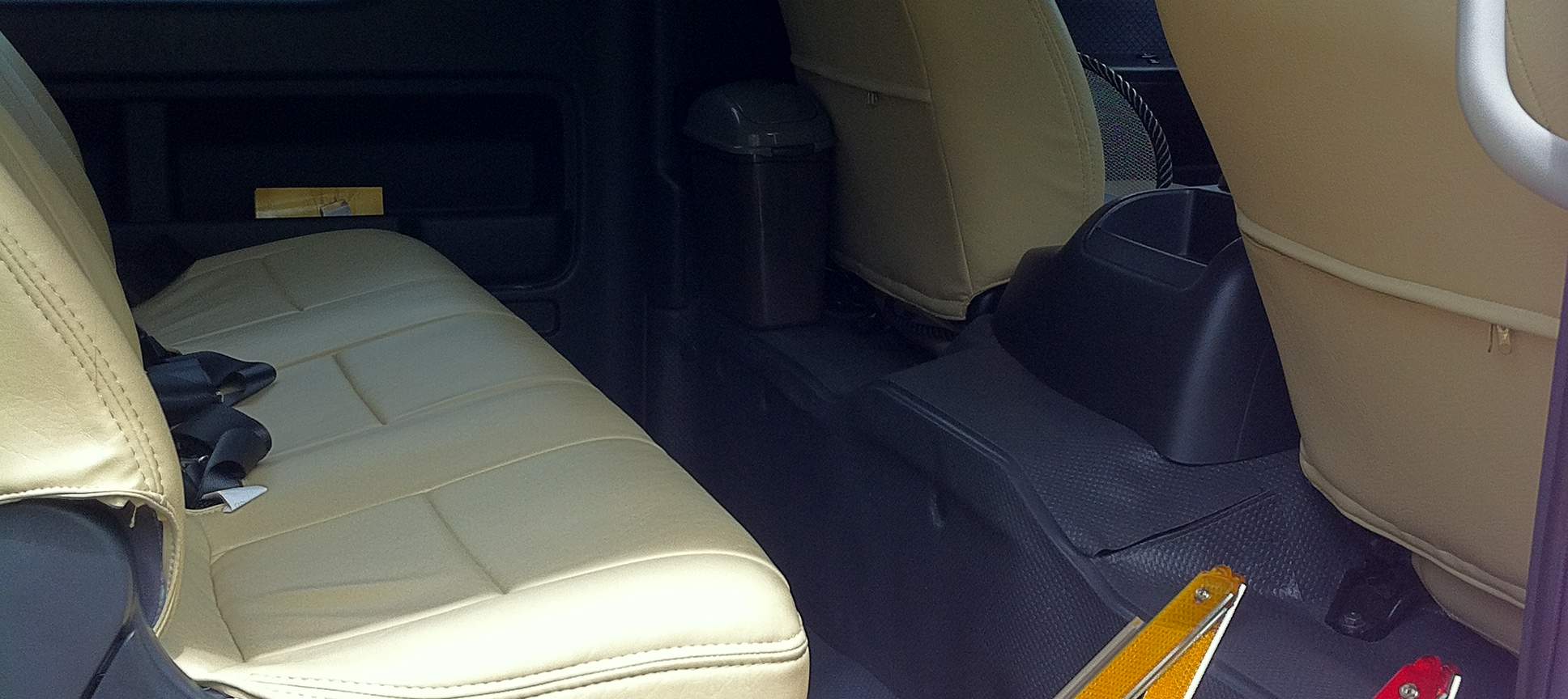 ภายในรถตู้โดยสารระหว่าง El Nido ไปยัง Puerto Princesa