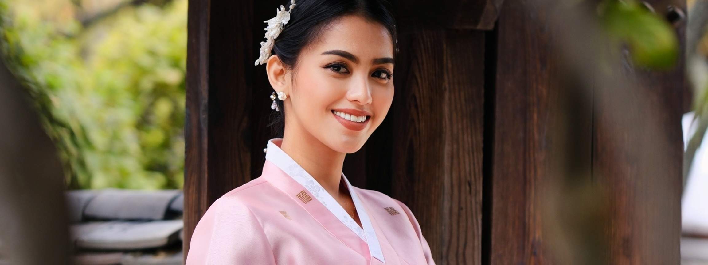 Es gibt eine höherwertige Option über unserer Premium Hanbok Linie, die als Special Hanbok bezeichnet wird. Diese Option ist nicht auf der Webseite aufgeführt, aber Sie können vor Ort darauf upgraden.