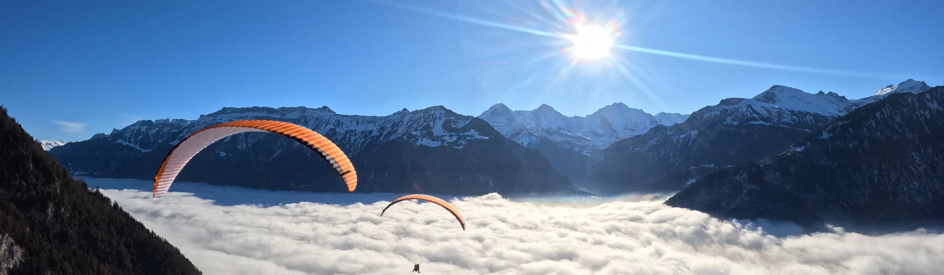 在因特拉肯 (Interlaken) 上空滑翔伞