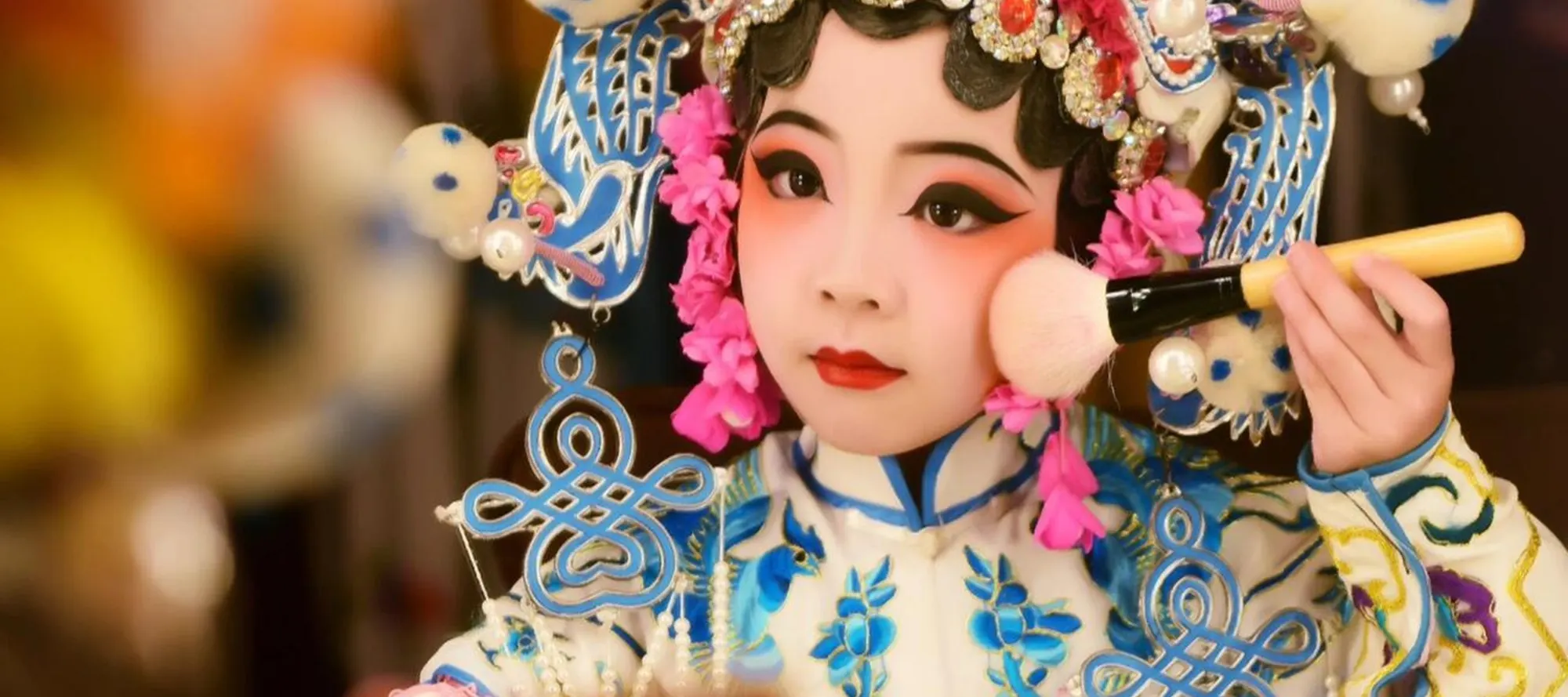 来梨园会馆，体验戏曲妆造！专业扮靓，华服加身，沉浸式解锁戏曲魅力，定格国风美韵