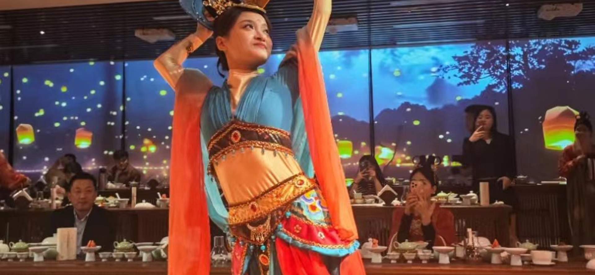 The instruments used by the musicians are all reproductions of classic Tang Dynasty instruments. Among them, the Konghou is made with reference to the Tang Dynasty Konghou shape in the Dunhuang Mogao Grottoes murals. The body of the instrument is carved w