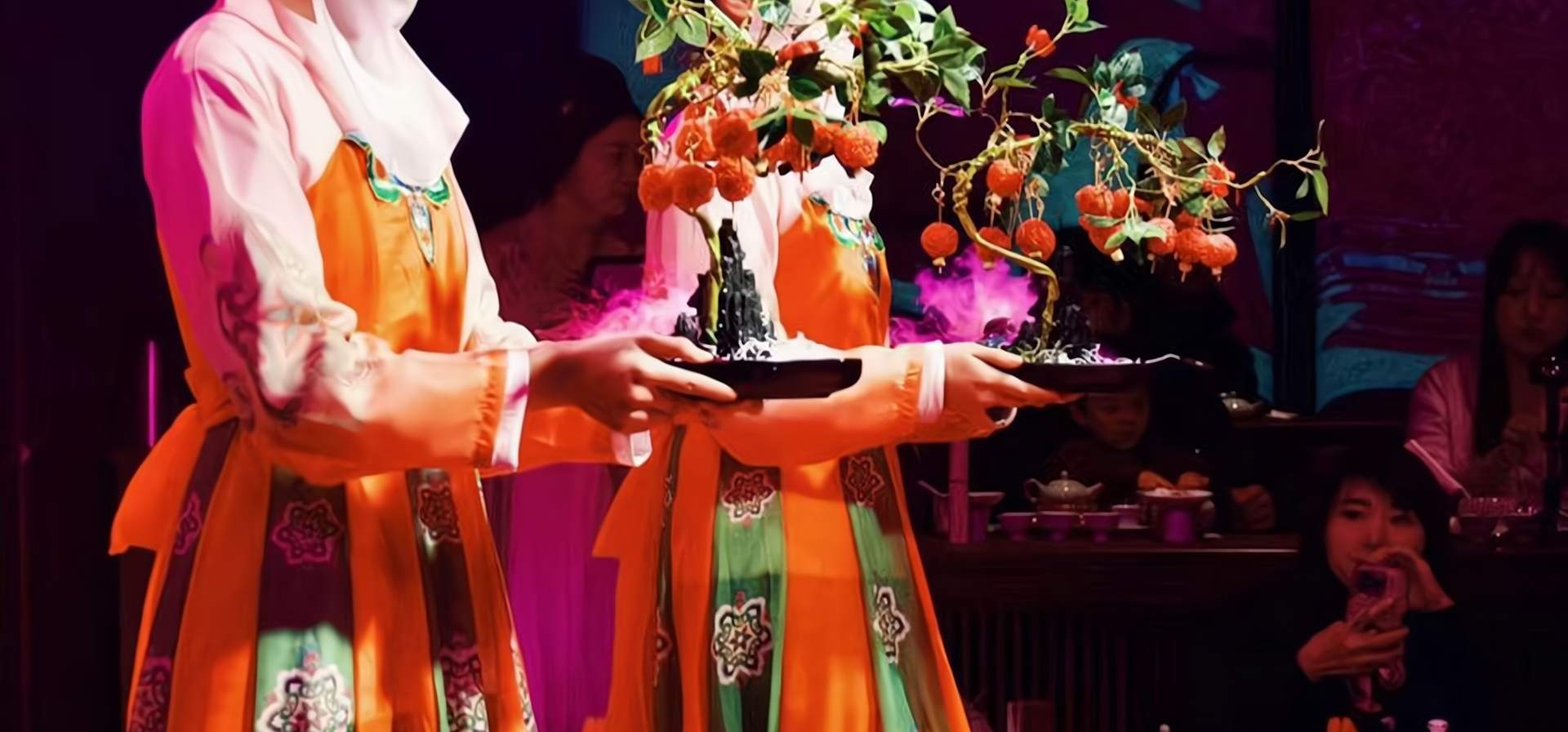 The palace maids' movements strictly followed the Tang Dynasty court etiquette, requiring them to hold the trays at shoulder height with both hands, walk slowly and steadily, and control the distance of each step to about one foot, demonstrating the etiqu