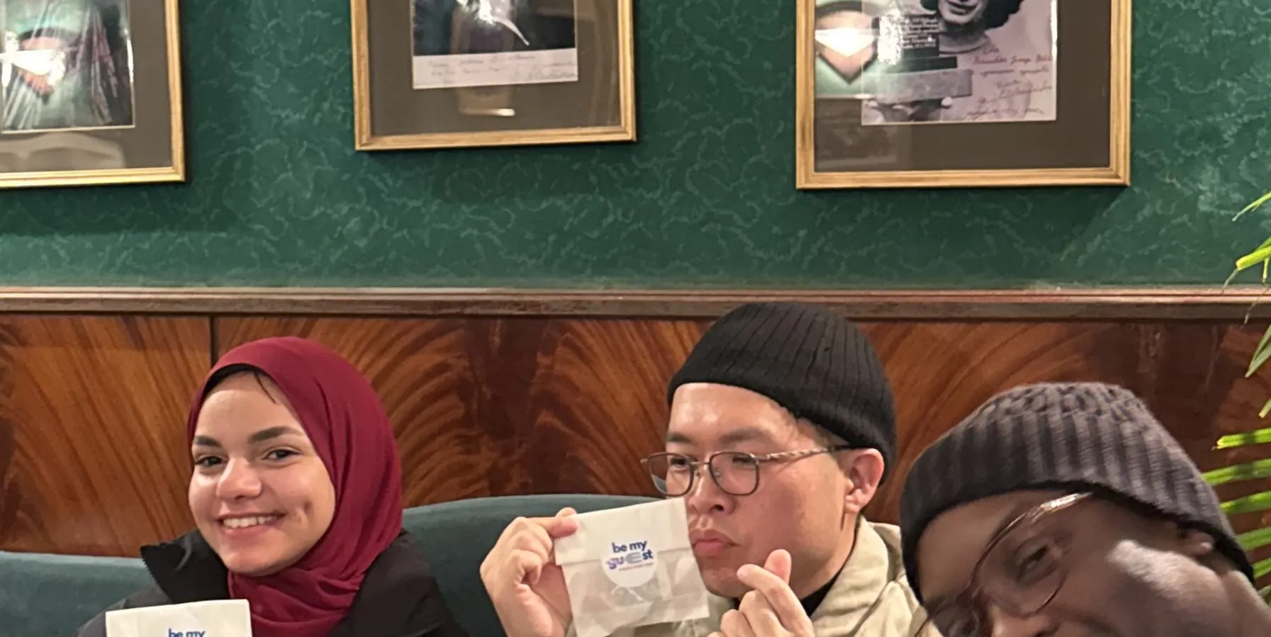 与游客一起进行美食之旅