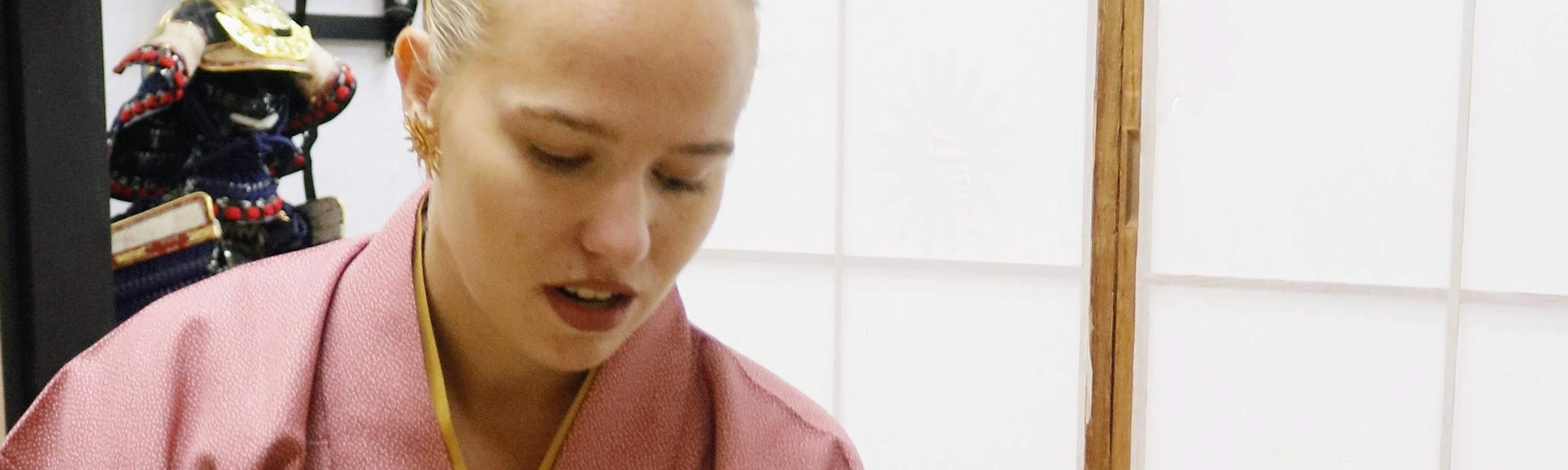 Learn Zen in a class of making Matcha Tand writing brushes in kimono