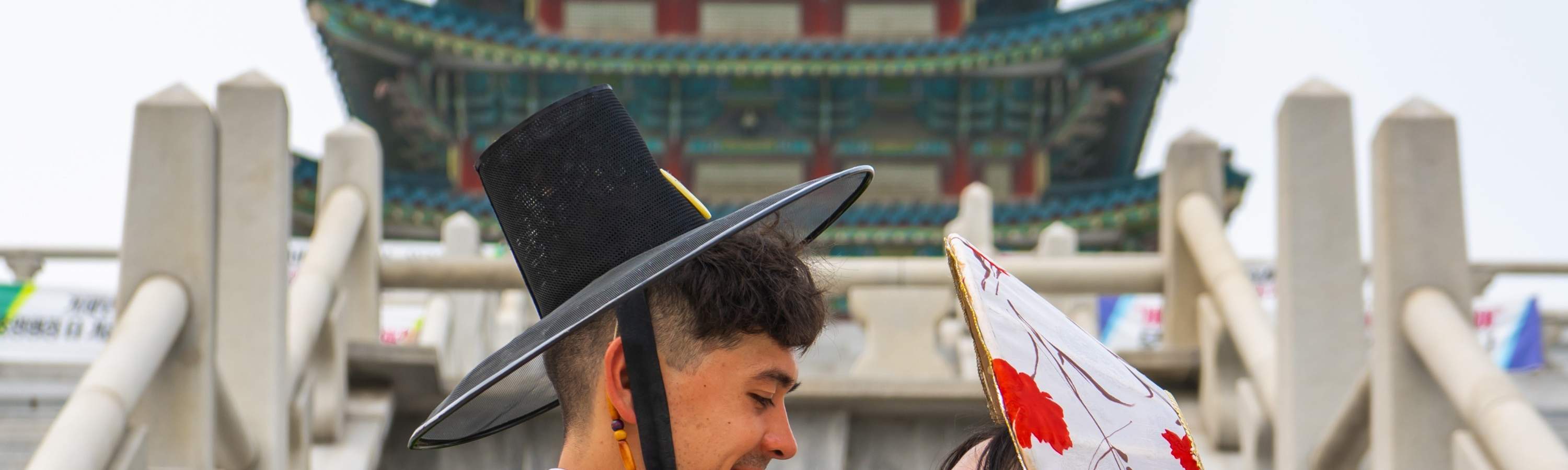 Abrazo con traje tradicional coreano personalizado