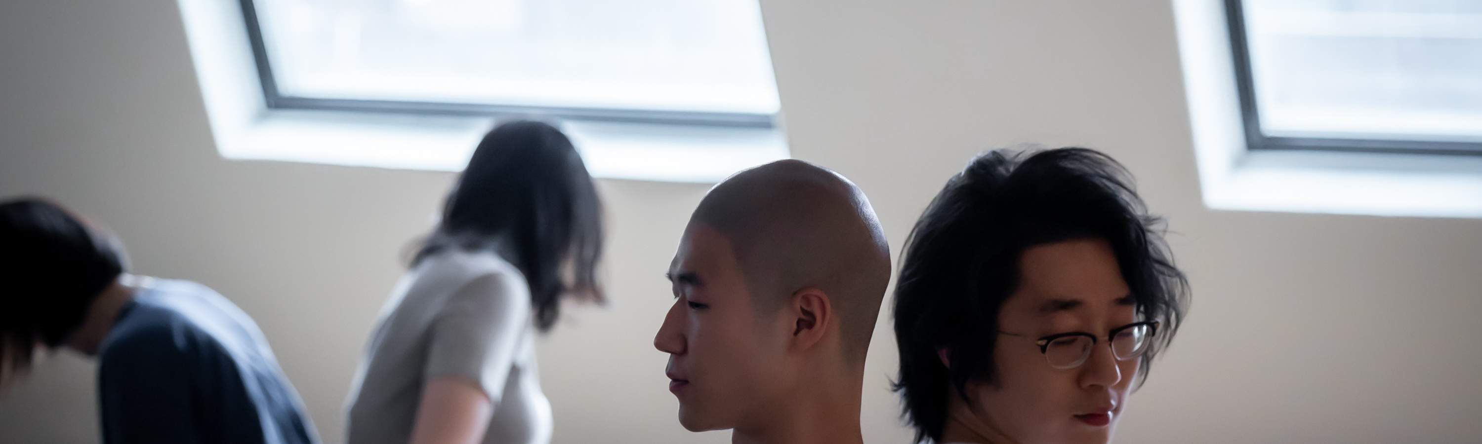 orang yang melakukan yoga