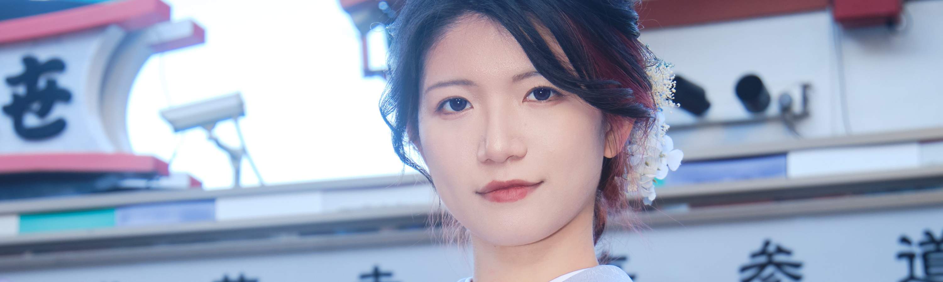 Incolore, semplice e sobrio, con un temperamento elegante.