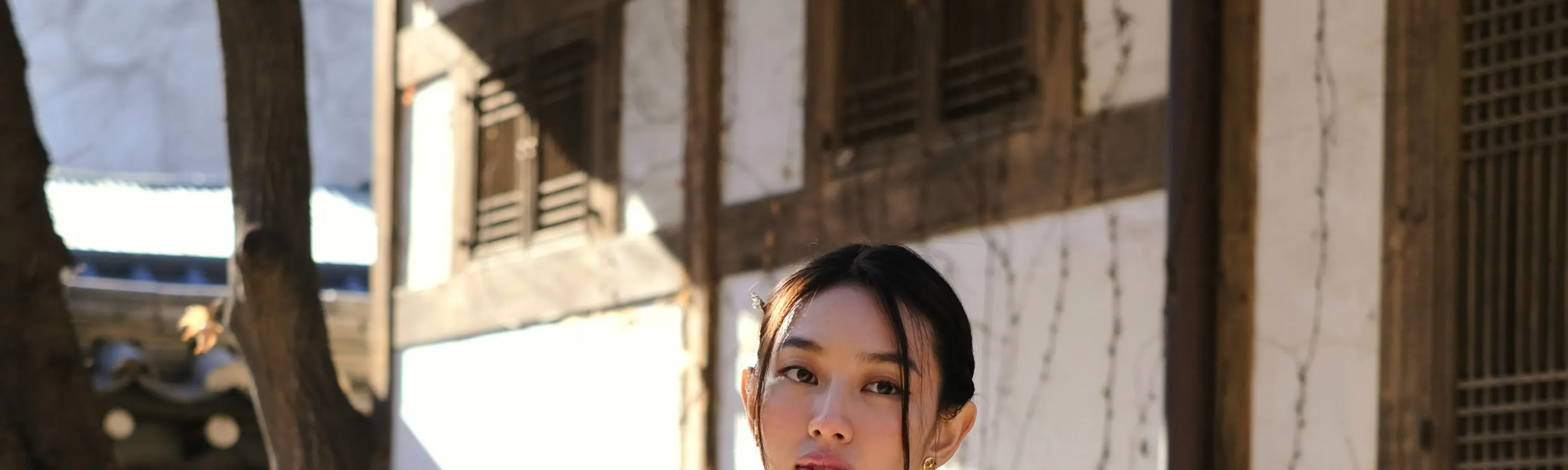 2021 年国际小姐冠军获奖者穿着高级韩服
