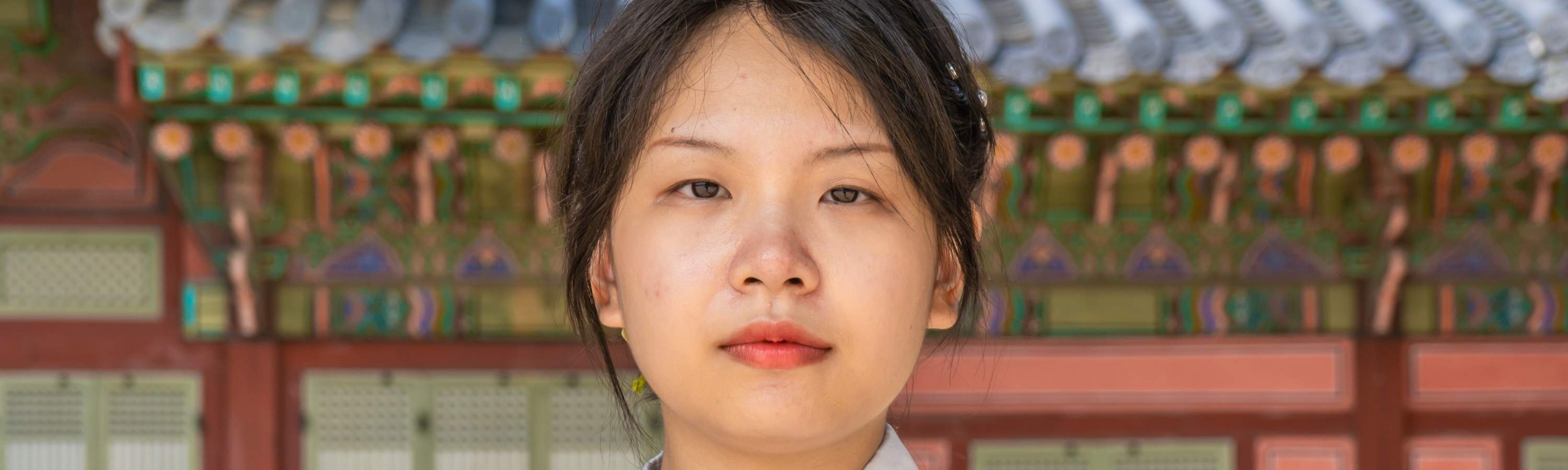 韓国の伝統衣装を着た女性