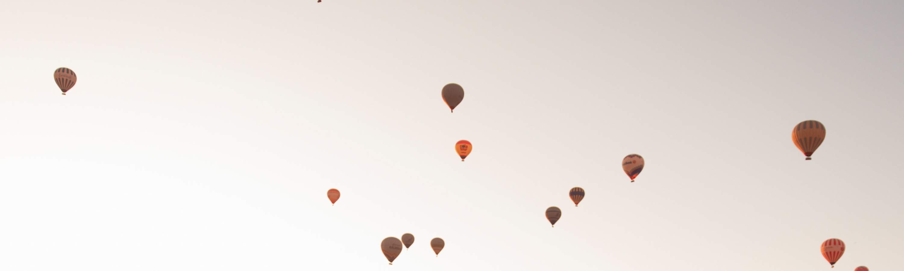 擺出迷人姿勢，讓緞面展現你的獨特魅力