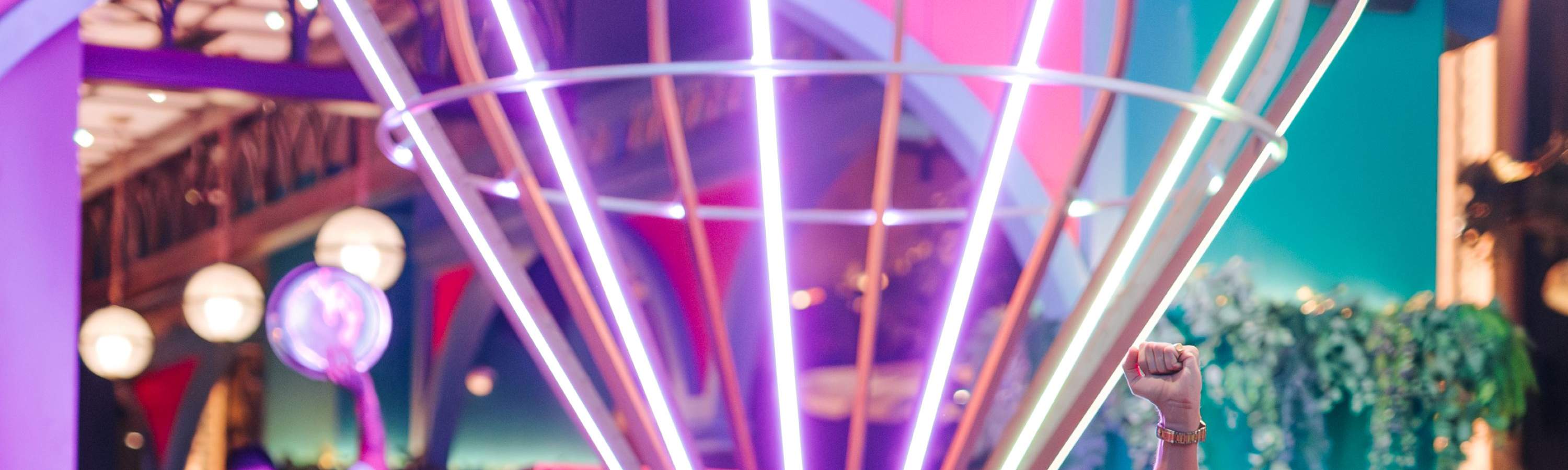 Swingers Crazy Golf ドバイでゴルフ、軽食、ドリンクを楽しもう