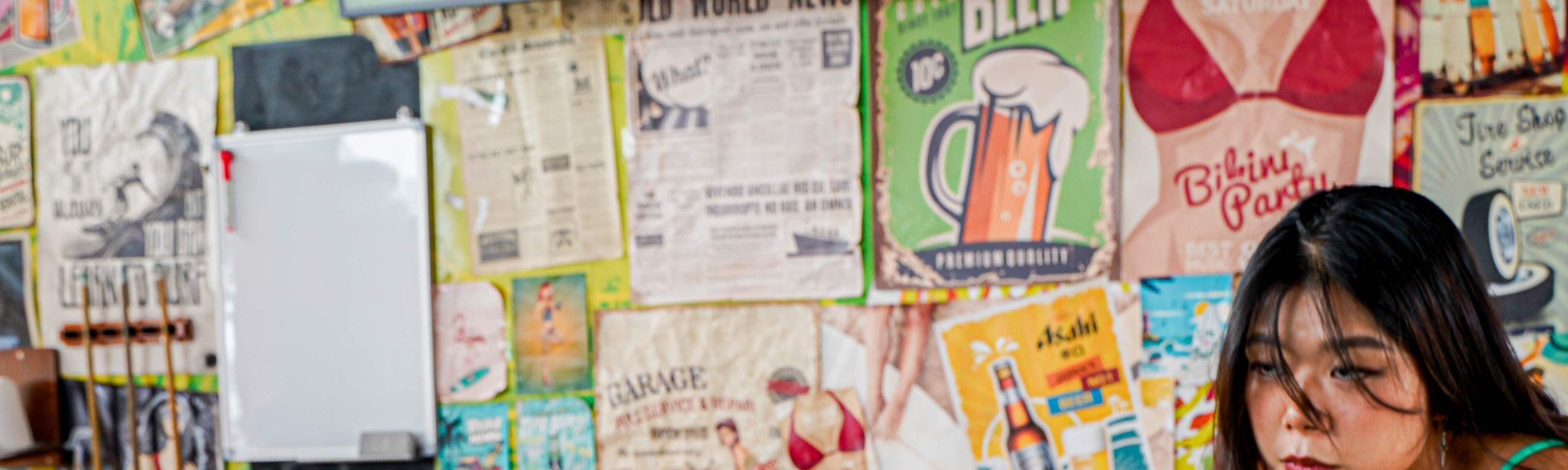 ビキニバーのインテリア - ビリヤード台とテレビ