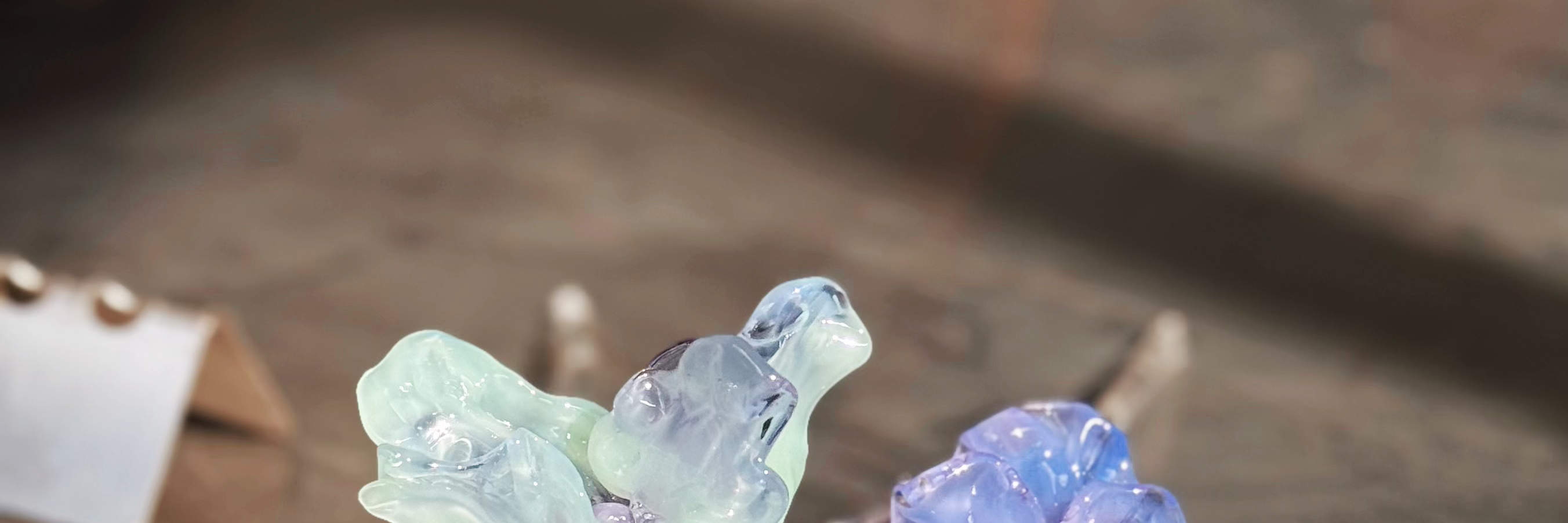 평생 간직할 수 있는 섬세한 유리 꽃을 만들어보세요.