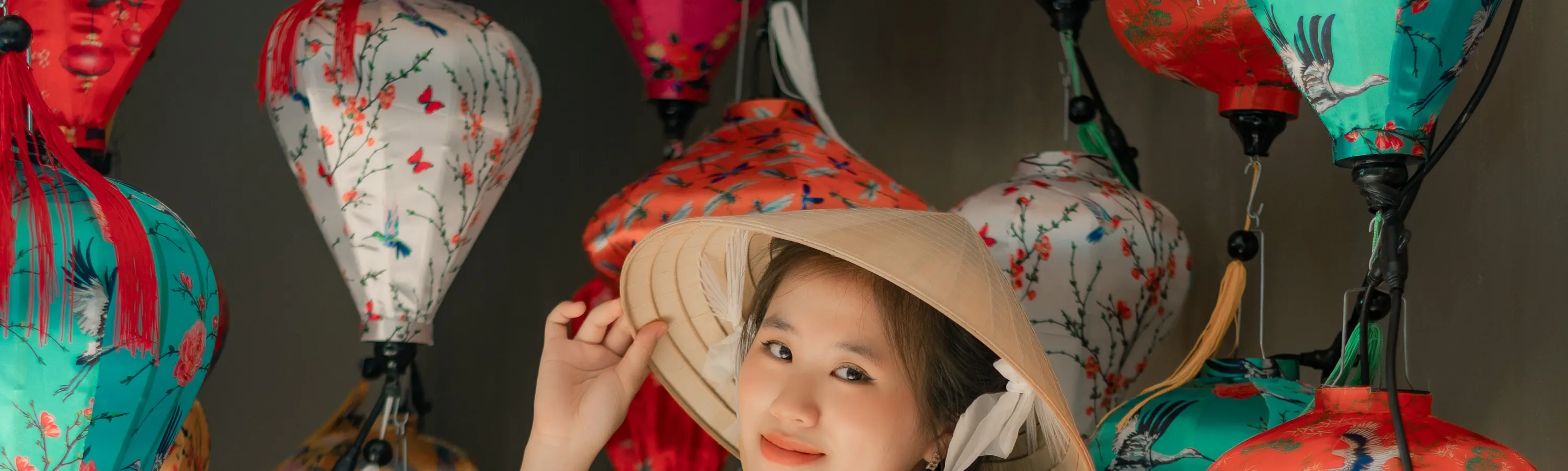 穿着奥黛的妇女