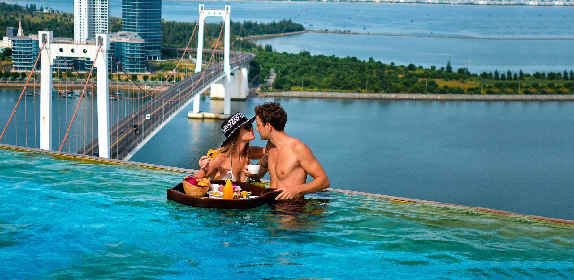 Desayuno Flotante en la Piscina Infinita en Wyndham Danang Golden Bay
