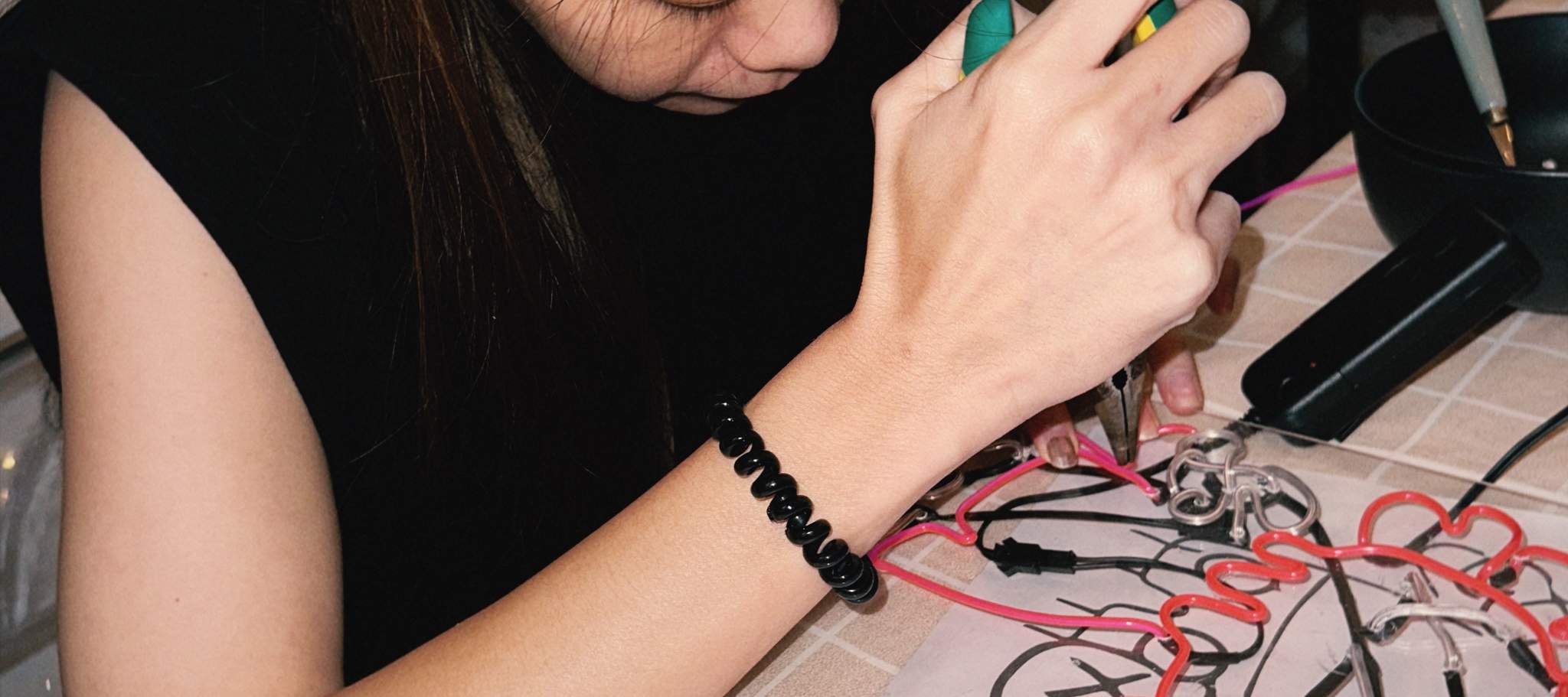 一個女孩正在設計她的霓虹燈