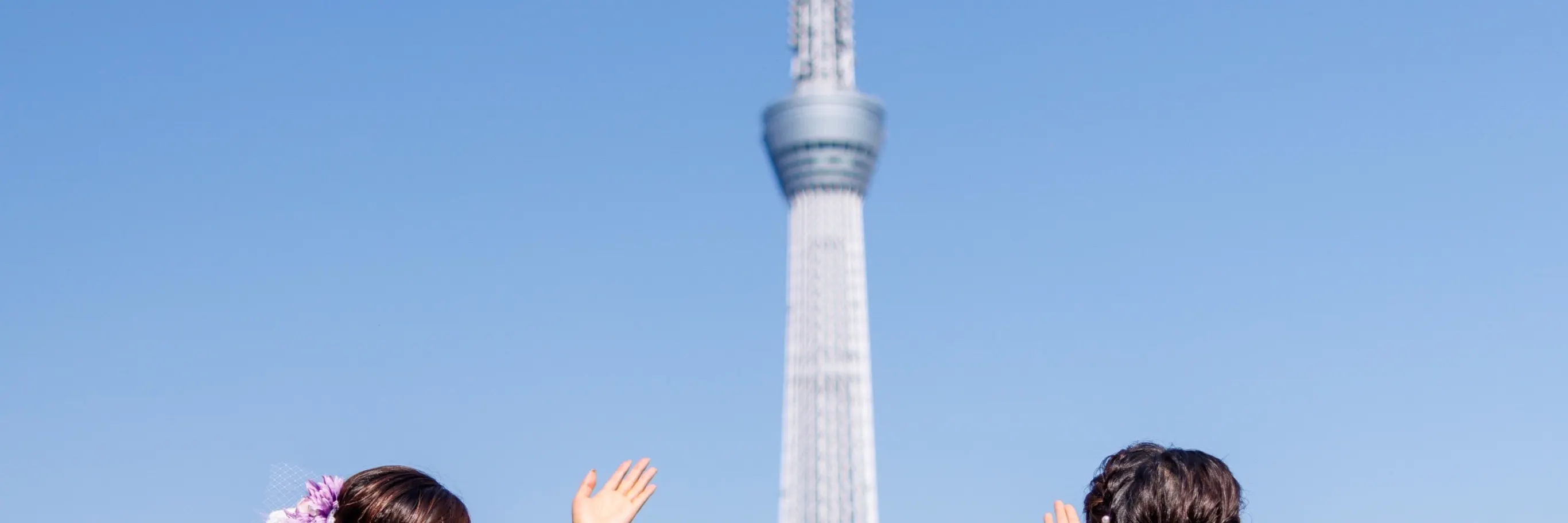 [朋友计划] 浅草街以外还有更多值得拍照的地方。东京晴空塔是附属于商业设施「东京晴空街道」的广播展望塔，您也可以在东京晴空塔城享受购物乐趣。