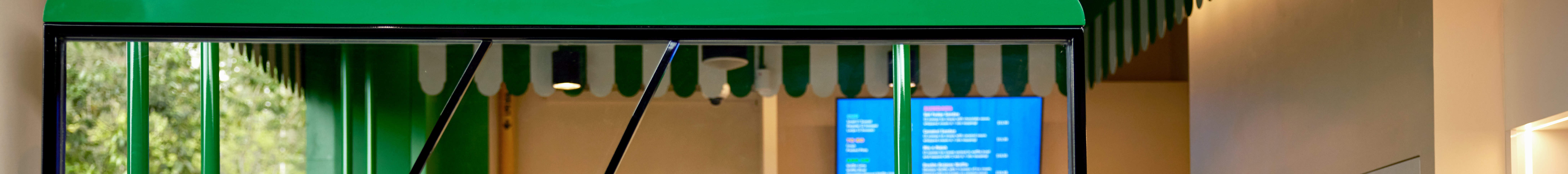 Двое детей едят мороженое