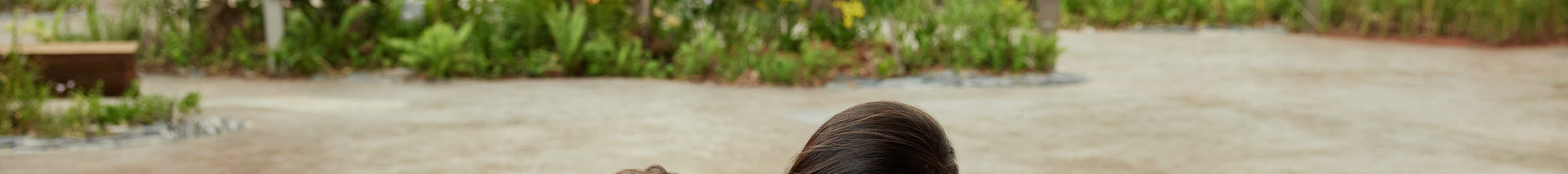 Mère avec deux enfants, satisfaits de la nourriture