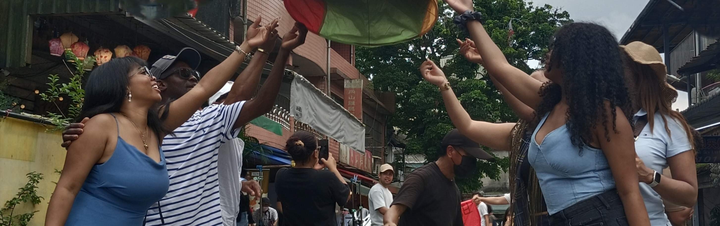 Teman-teman dari Honduras melepaskan lampion terbang di Grandma's Sky Lantern experience.