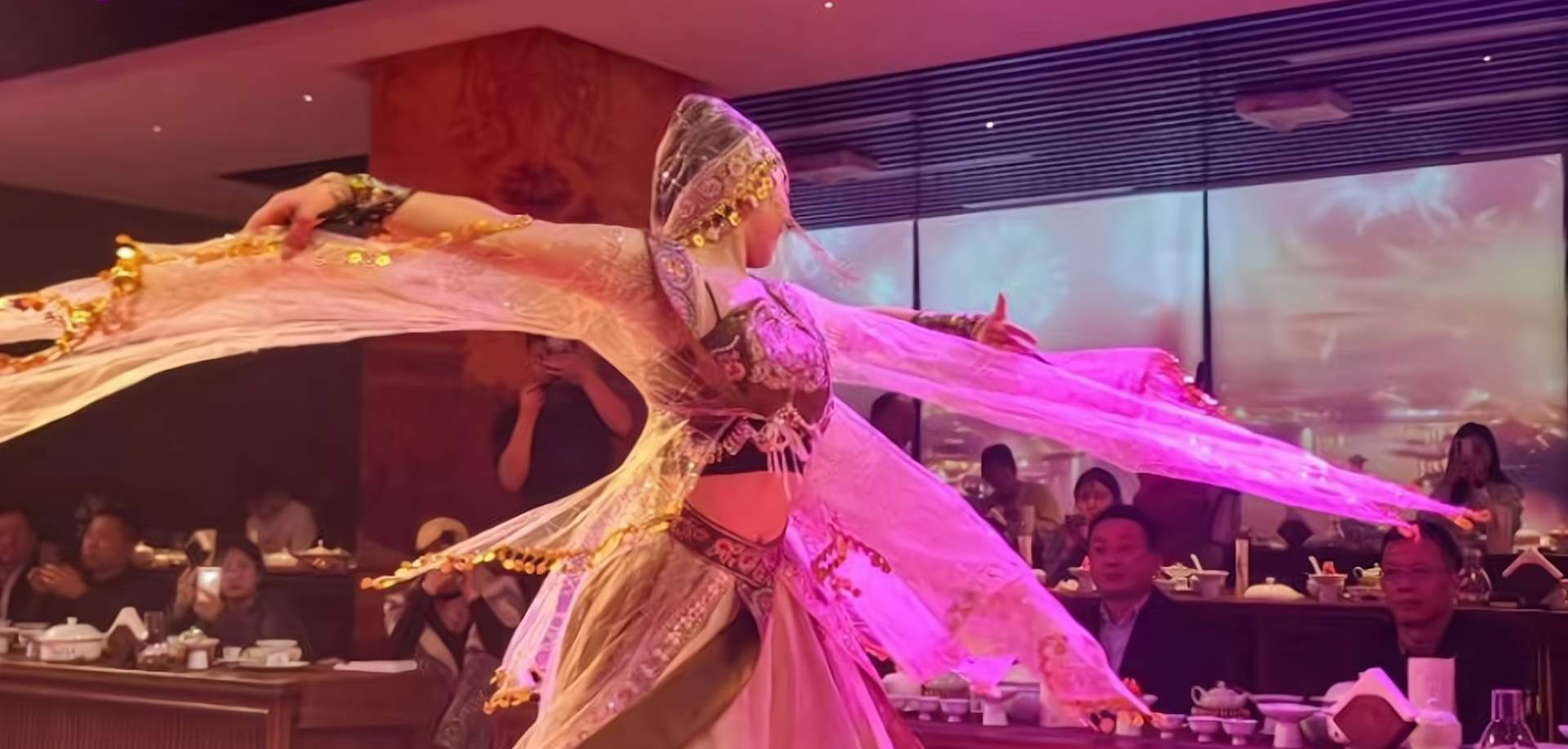 The dancers' water sleeves flutter and fly, matched with the warm yellow lights and soft music of the stage, as if bringing the audience into the court banquet scene of Emperor Xuanzong of Tang and Yang Guifei.