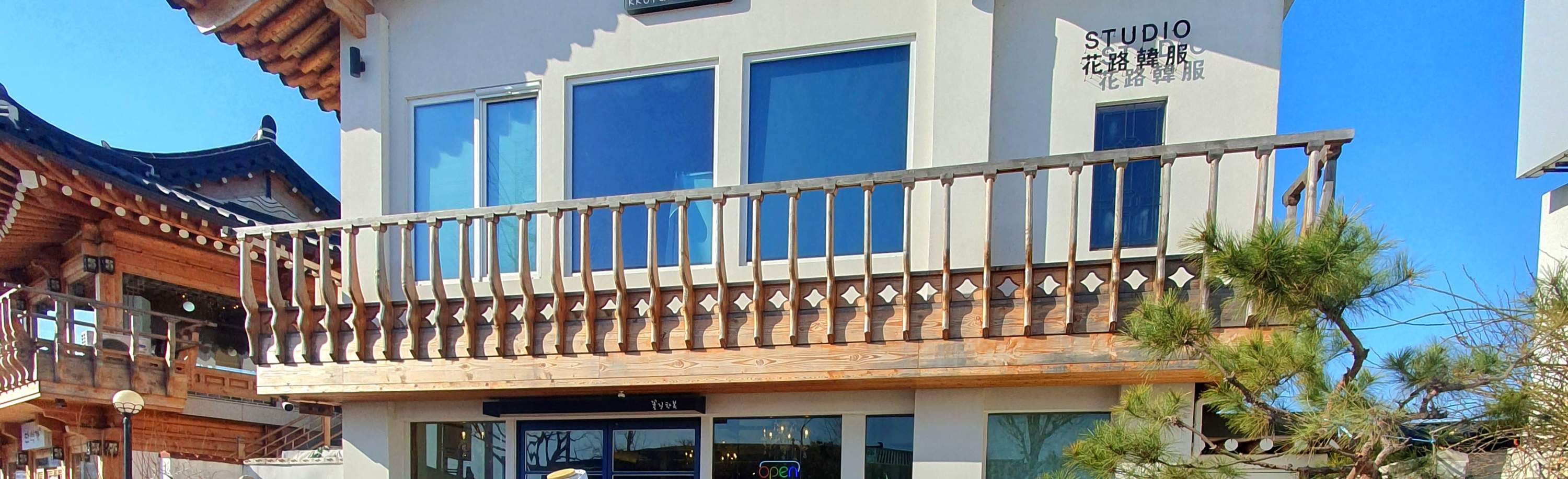 Bahagian luar kkotgill hanbok.