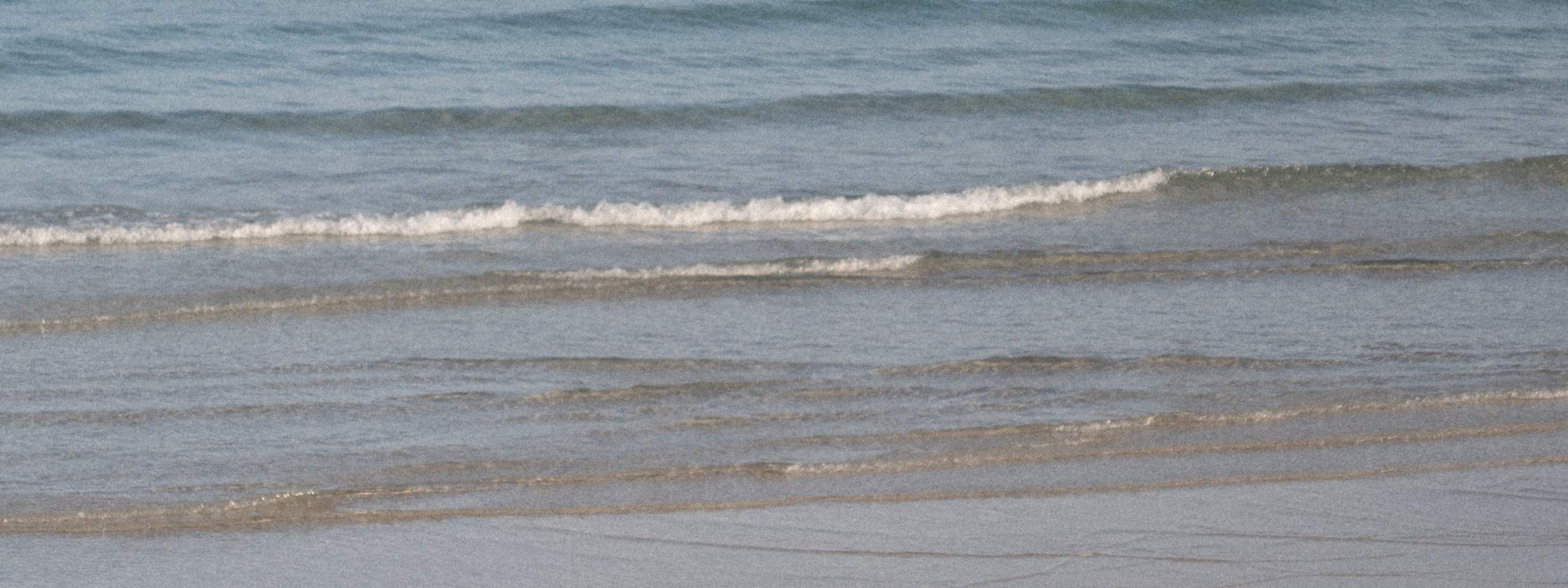 Une séance photo romantique en extérieur avec une vue imprenable sur la mer bleue de Jeju, parfaite pour des souvenirs de pré-mariage.