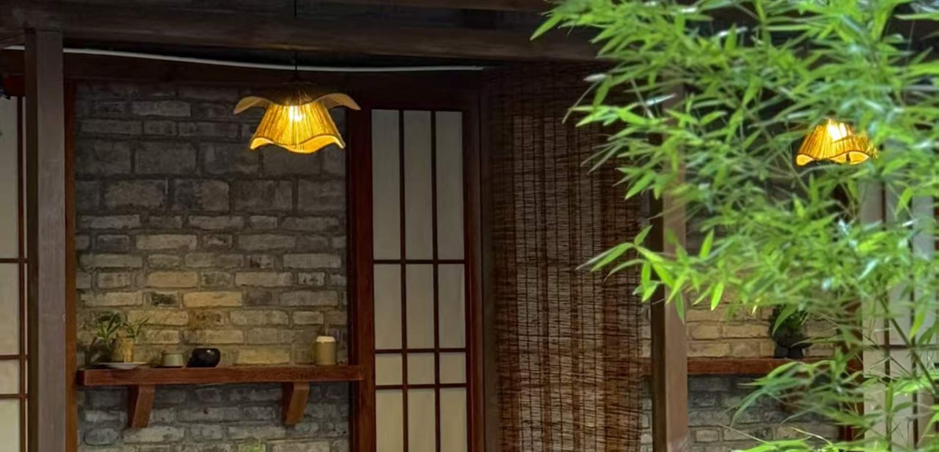 Il piccolo cortile è piantumato con alberi di pesco e bambù verde. Quando i fiori di pesco sbocciano in primavera, sedersi accanto alla finestra a gustare il tè è come essere immersi nel poetico quadro di 