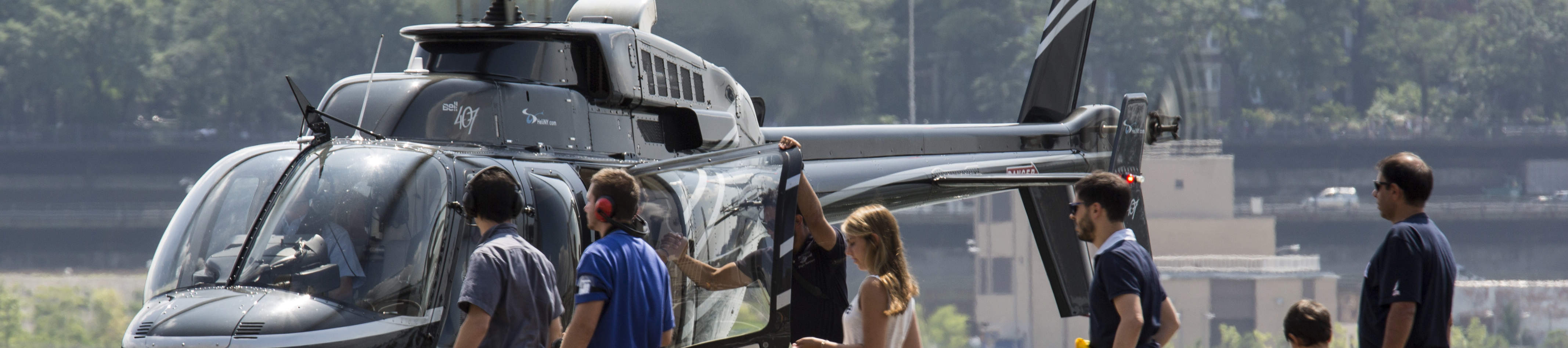Osserva i passeggeri che salgono a bordo all'eliporto di Downtown Manhattan, pronti per un'emozionante avventura