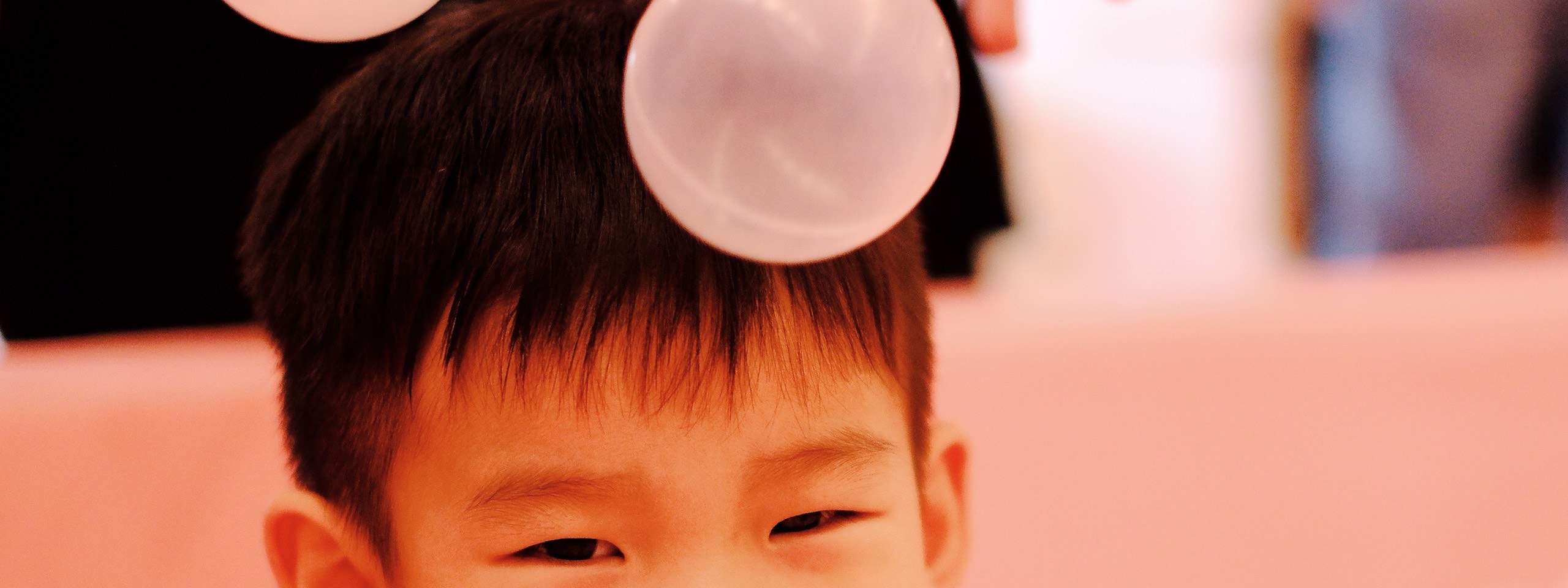 Hãy để con bạn thỏa sức vui chơi tại nhà bóng của chúng tôi!