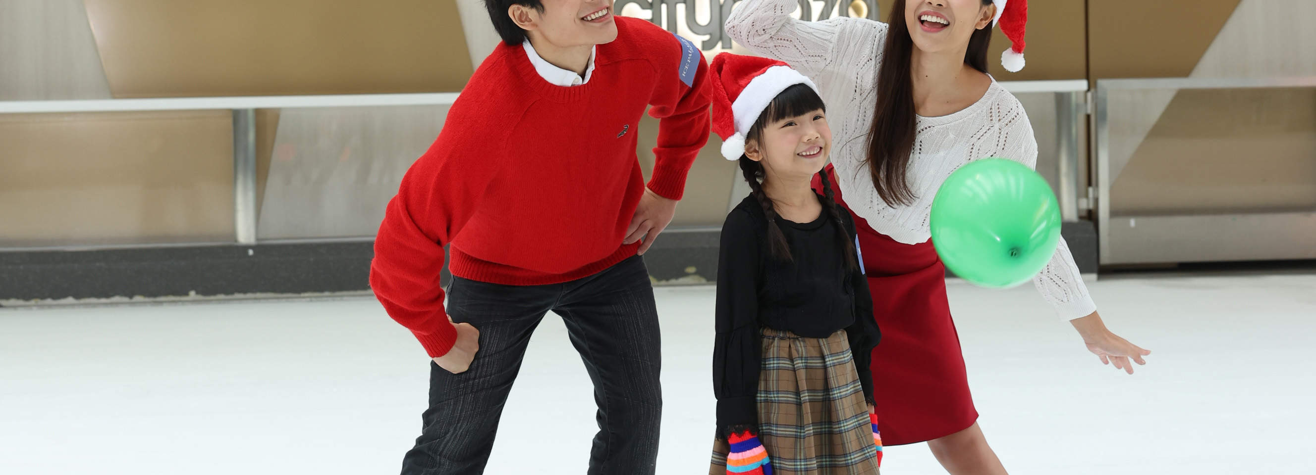 與家人朋友於溜冰場上歡度除夕，投入多項精彩特別節目，令你感受濃濃的節日氣氛