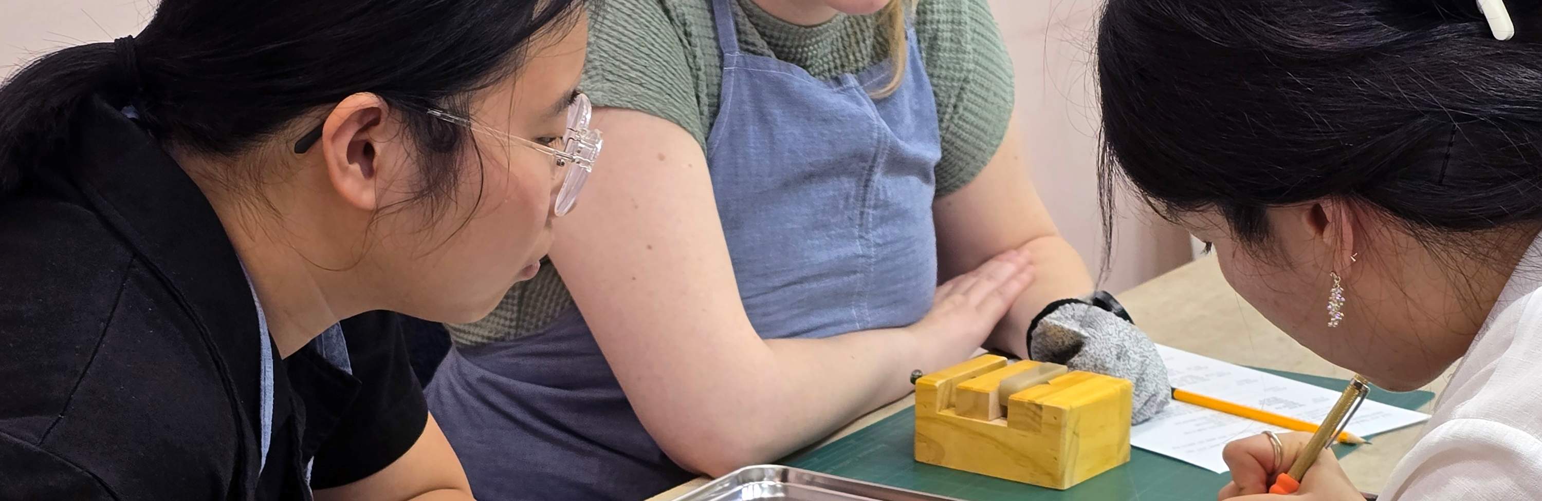 Latihan Alat (Ukiran permukaan): Sebelum mengukir huruf pada permukaan stempel, anda akan mengukir gambar atau pola sederhana di sisi batu untuk melatih penggunaan alat ukir dan merasakan prosesnya.