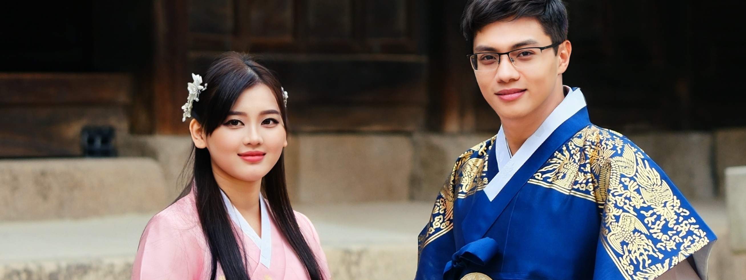 Ada pilihan tingkat yang lebih tinggi di atas Lini Hanbok Premium kami, yang disebut Hanbok Spesial. Pilihan ini tidak tercantum di situs web, tetapi Anda dapat meningkatkannya di lokasi.