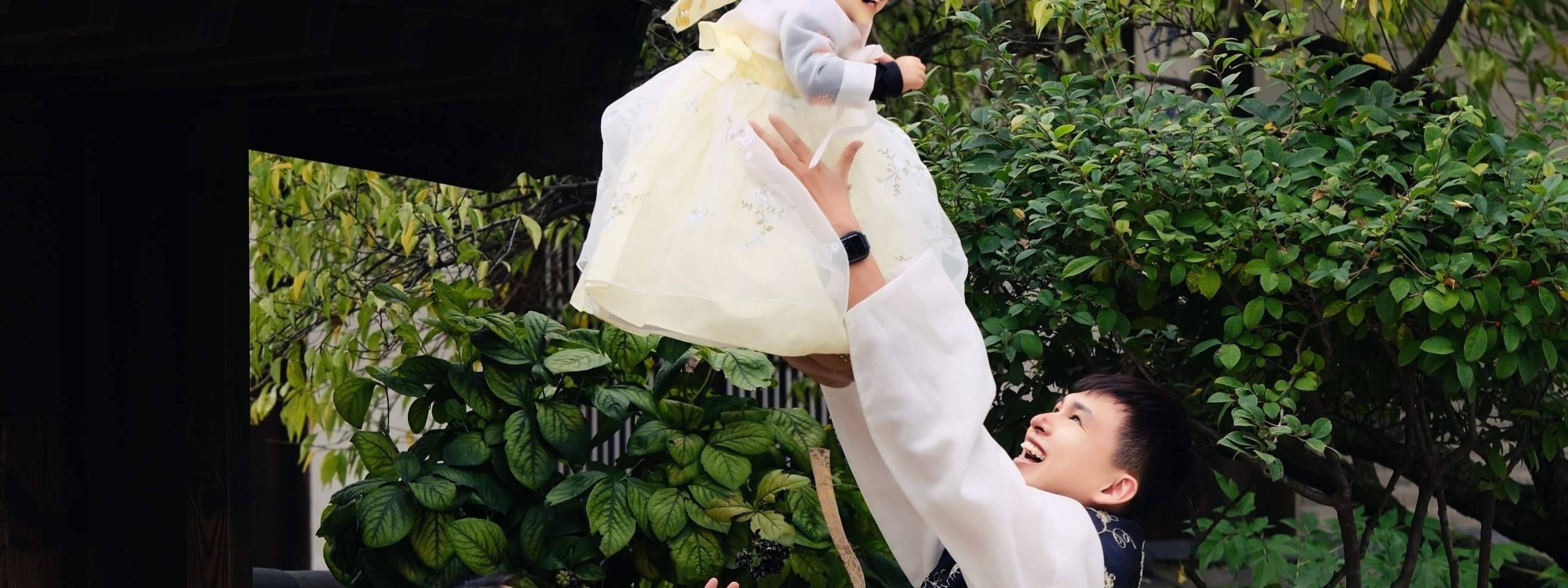 Our kid's Hanbok collection starts from sizes for 1-year-old babies. For children's Hanbok, please select the Luxury Hanbok category.