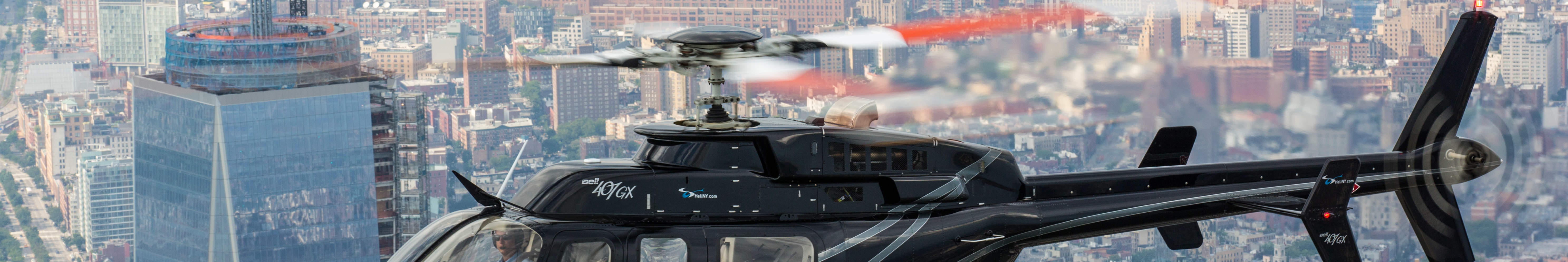 Ammira il maestoso One World Trade Center da un emozionante giro in elicottero