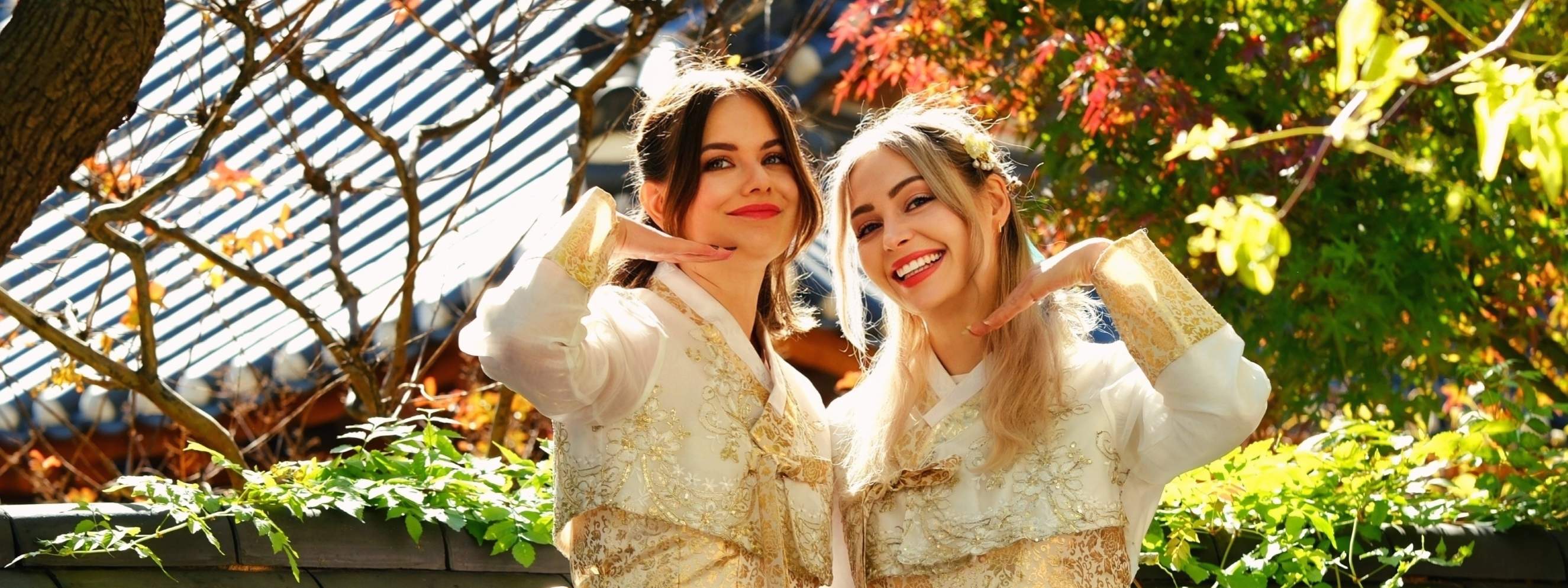 Hanbok mit aufwendigen Stickereien und opulenten Details wird als Luxus-Hanbok kategorisiert.