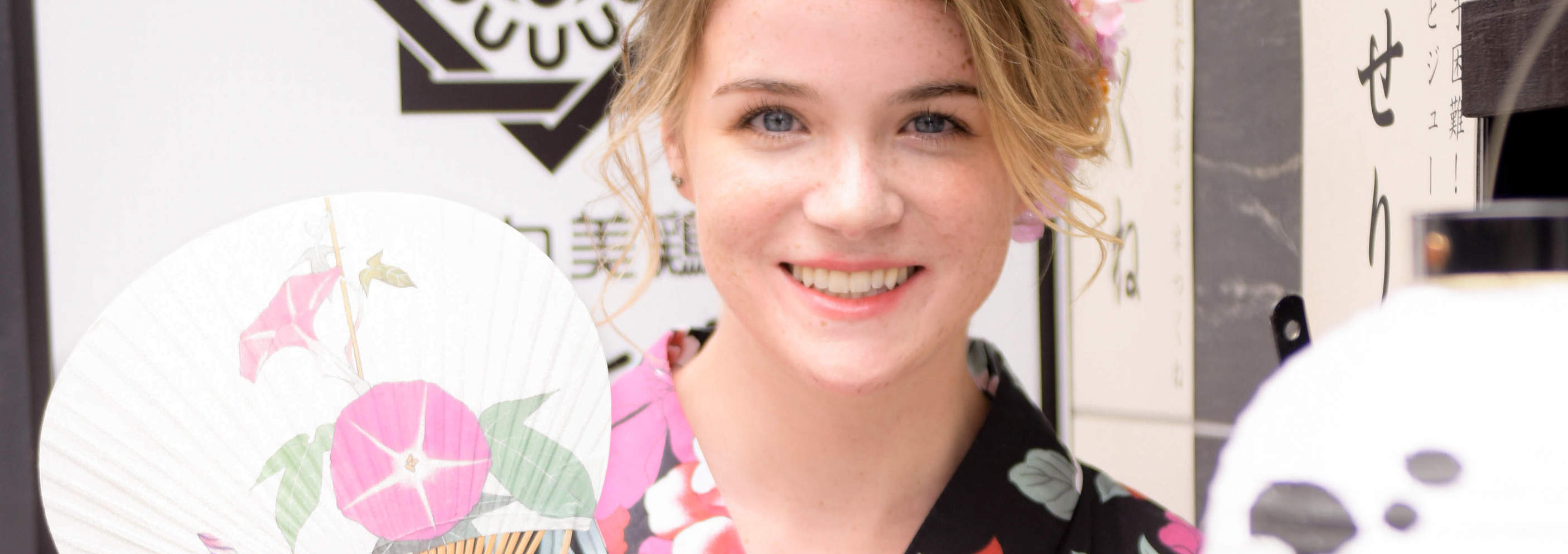 Вы наденете кимоно, и вас сфотографируют в студии или на открытом воздухе.